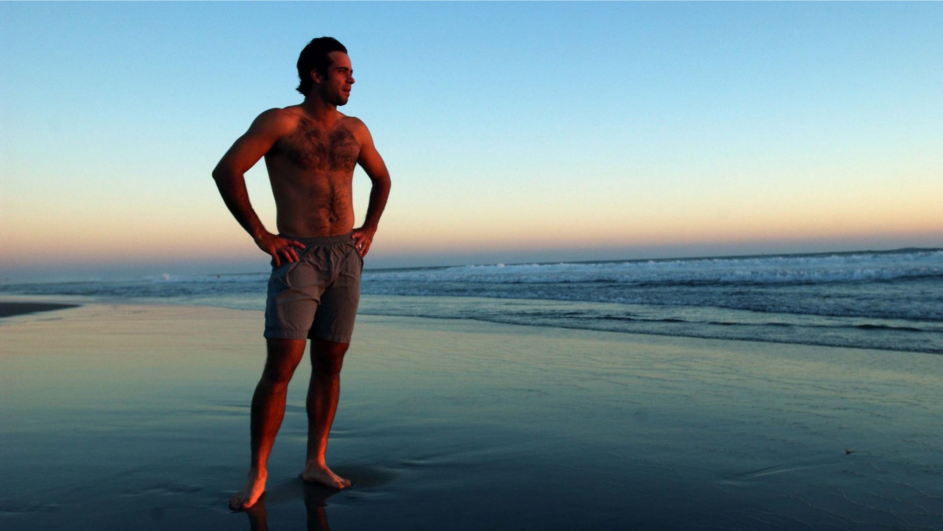 ACAPULCO, MEXICO - FEBRUARY 27: Fernando Gonzalez of Chile on the beach during the Abierto Mexicano de Tenis Telefonica Movistar February 27, 2003 in Acapulco, Mexico. (Photo by Matthew Stockman/Getty Images)