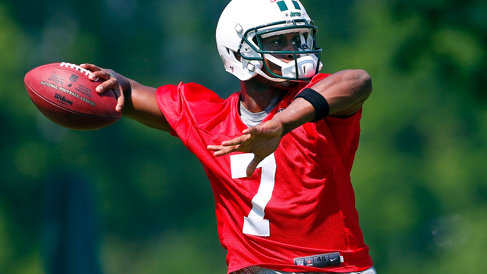 New York Jets quarterback Geno Smith (7) throws a pass during NFL football practice in Florham Park, N.J., Thursday, May 30, 2013. (AP Photo/Rich Schultz)