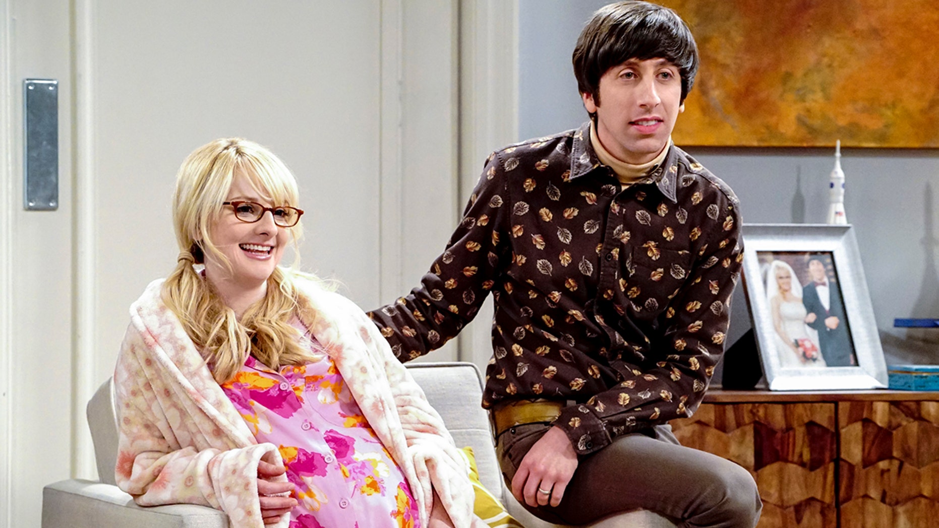 "The Neonatal Nomenclature"- Pictured: Bernadette (Melissa Rauch) and Howard Wolowitz (Simon Helberg). When Bernadette won't go into labor, all her friends try different tactics to get things started. Also, Wolowitz confronts Bernadette after Amy accidentally reveals she's already chosen their son's name, on THE BIG BANG THEORY, Thursday, March 1 (8:00-8:31 PM, ET/PT), on the CBS Television Network. Photo: Bill Inoshita/CBS ÃÂé2018 CBS Broadcasting, Inc. All Rights Reserved.