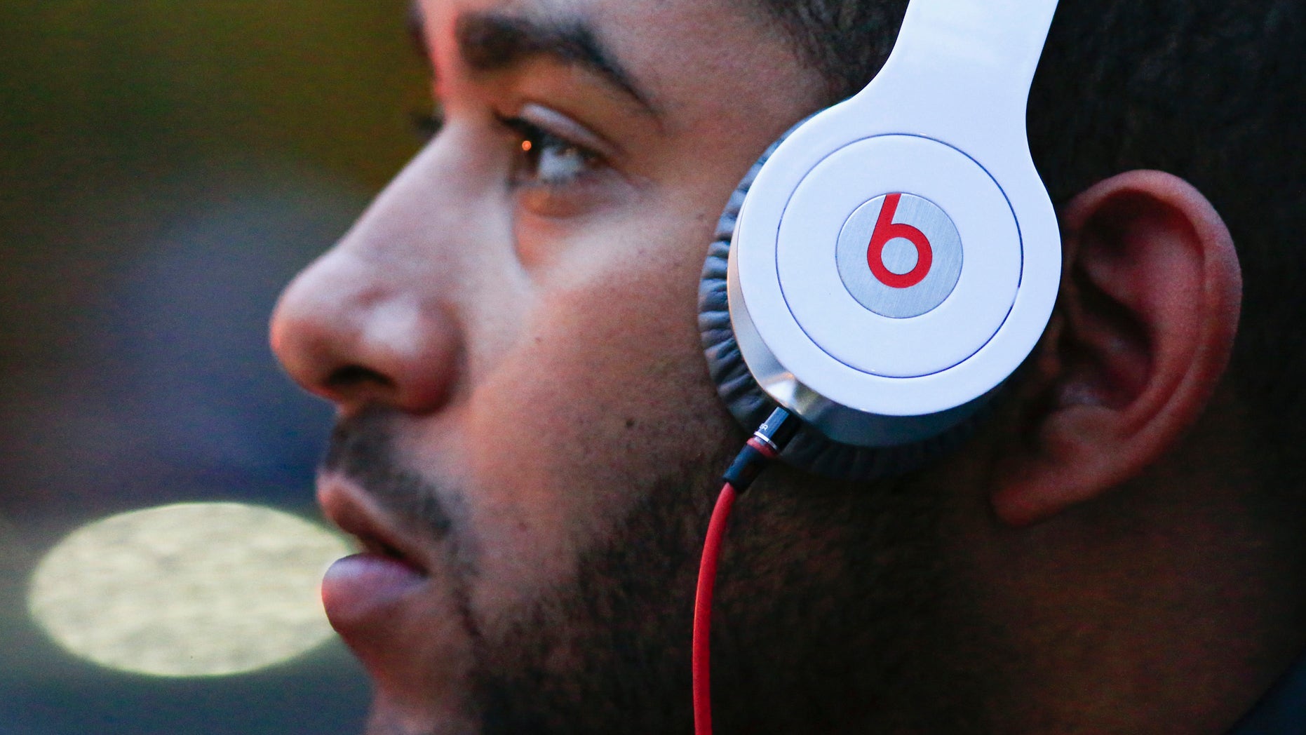 A man listens to Beats brand headphones on a street in New York, May 29, 2014. (REUTERS/Eduardo Munoz)