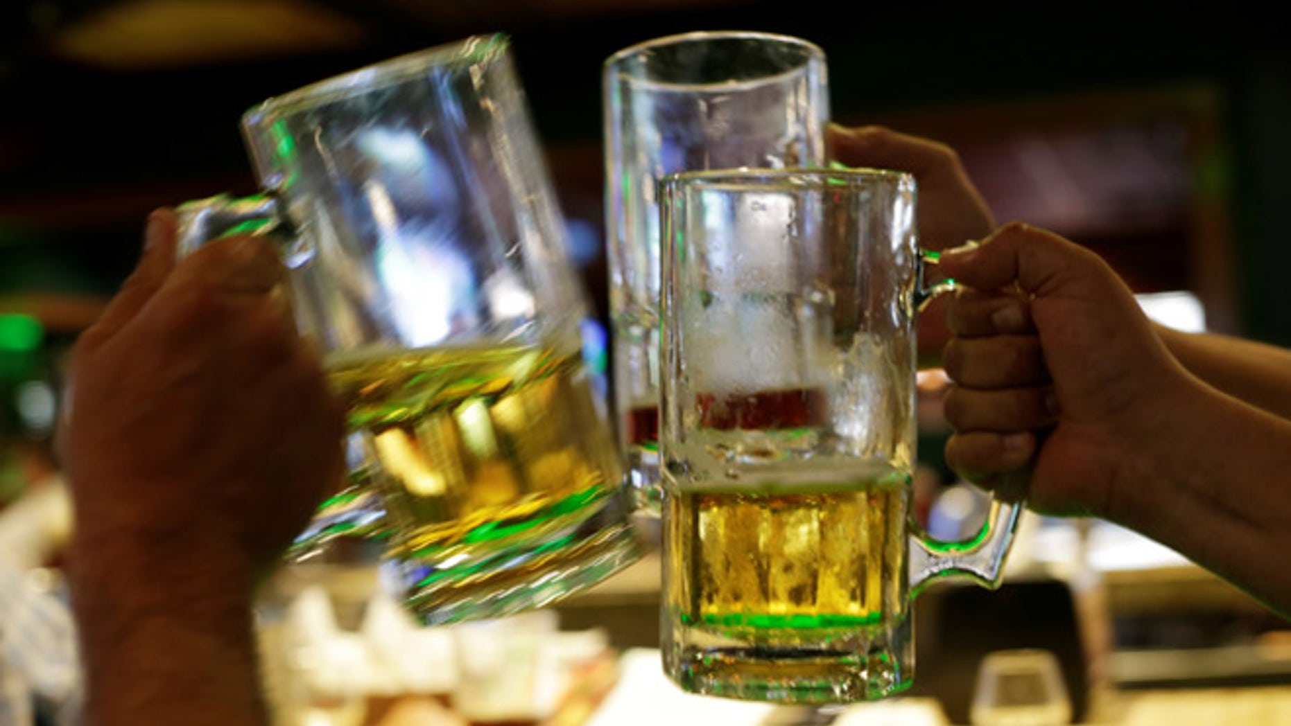 People toast with beer at a bar in Ciudad Juarez, Mexico June 20, 2017. Picture taken June 20, 2017. REUTERS/Jose Luis Gonzalez - RTS18LIE