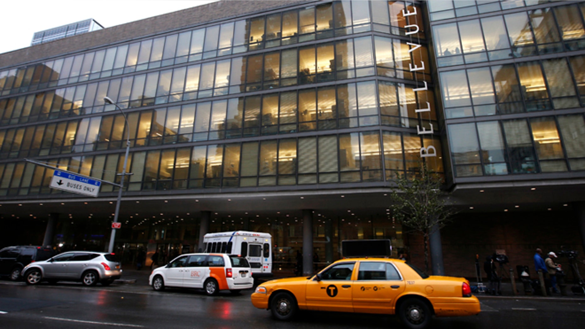 An exterior view of Bellevue Hospital in New York City, October 23, 2014. A physician with Doctors without Borders (MSF) who returned from West Africa recently and developed potential symptoms is being tested for Ebola at the hospital, health officials said on Thursday, setting off fresh fears about the spread of the virus. REUTERS/Mike Segar (UNITED STATES - Tags: HEALTH DISASTER) - RTR4BDYU