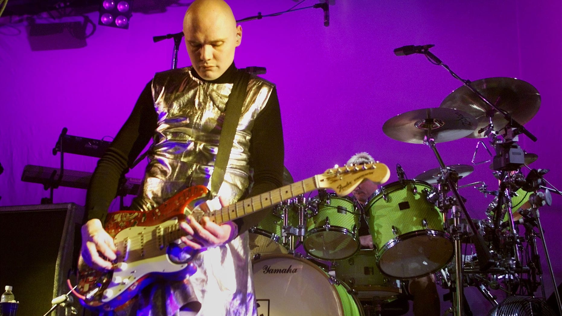 Billy Corgan, lead singer for the Smashing Pumpkins, performs during the bands final show December 2, 2000 at the Metro Theatre in Chicago. The band, which got its start playing at the venue, is splitting up after 13 years and 17 million albums sold. - RTXK61O