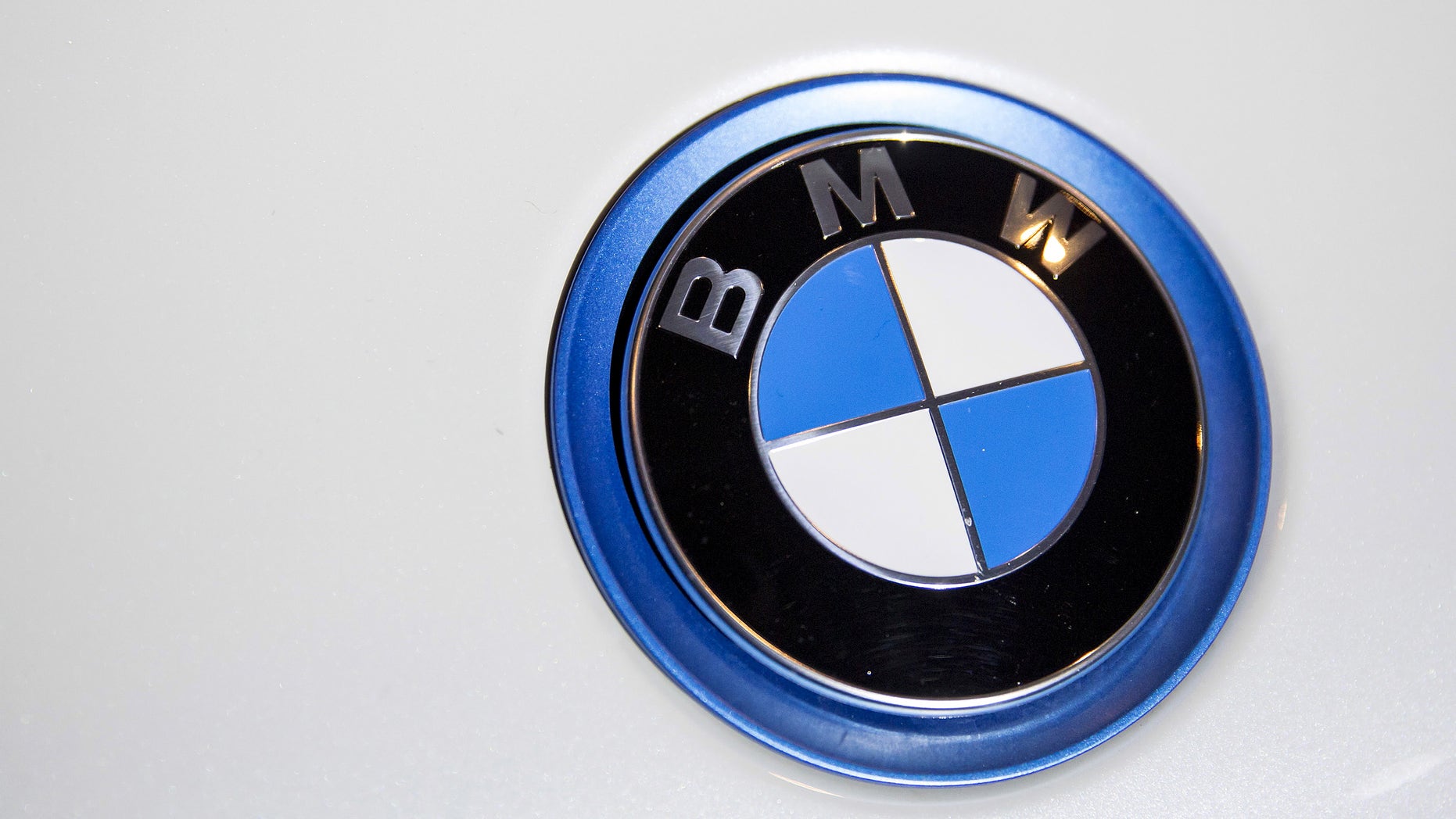 A BMW emblem is pictured at the 2015 New York International Auto Show in New York City, in this April 2, 2015 file photo. Record sales of SUVs helped German carmaker BMW AG to beat first-quarter profit forecasts, despite slowing demand growth in China. REUTERS/Eric Thayer/Files - RTX1BSDA