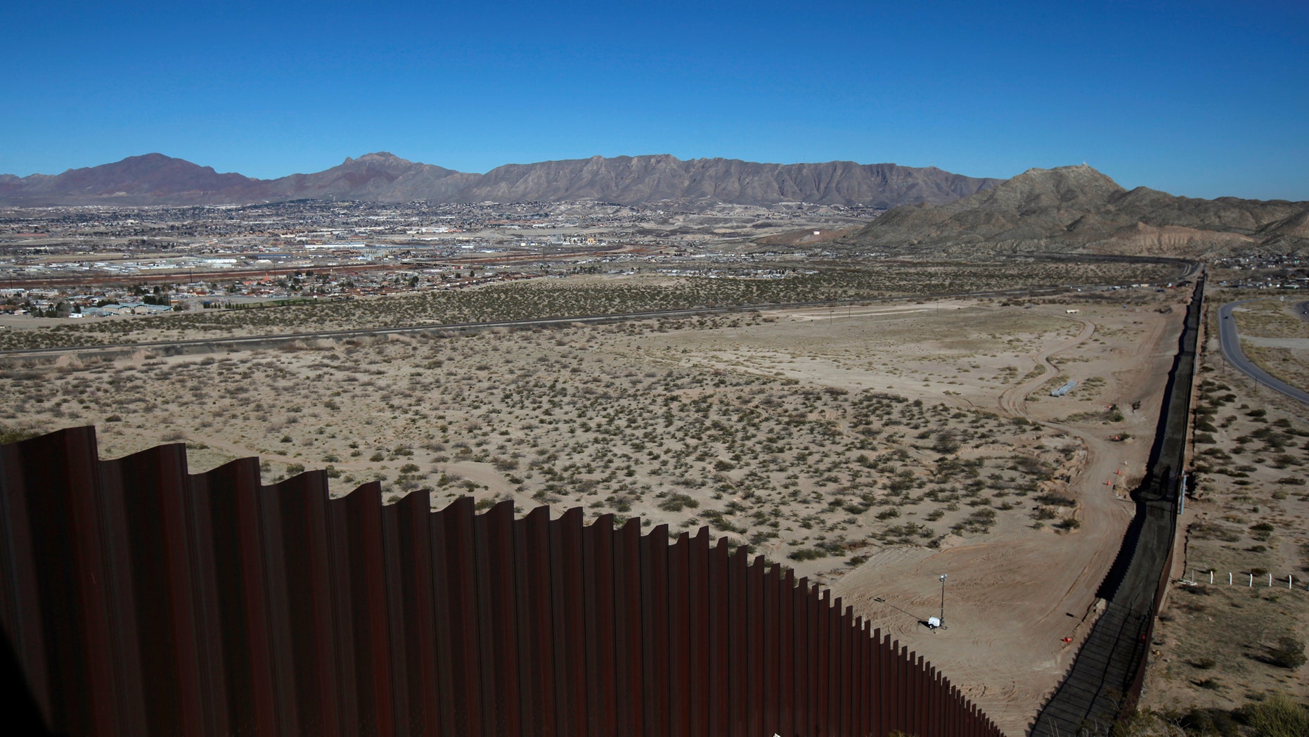 A general view shows a newly built section of the U.S.-Mexico border fence at Sunland Park, U.S. opposite the Mexican border city of Ciudad Juarez, Mexico Jan. 26, 2017. (REUTERS/Jose Luis Gonzalez)