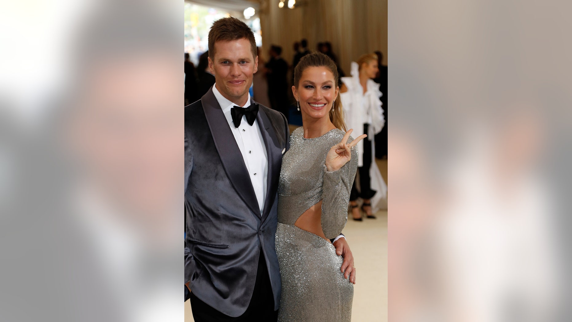 Metropolitan Museum of Art Costume Institute Gala - Rei Kawakubo/Comme des Garcons: Art of the In-Between - Arrivals - New York City, U.S. - 01/05/17 - Gisele Bundchen and husband, New England Patriots NFL quarterback Tom Brady. REUTERS/Lucas Jackson - HP1ED511RC0CW