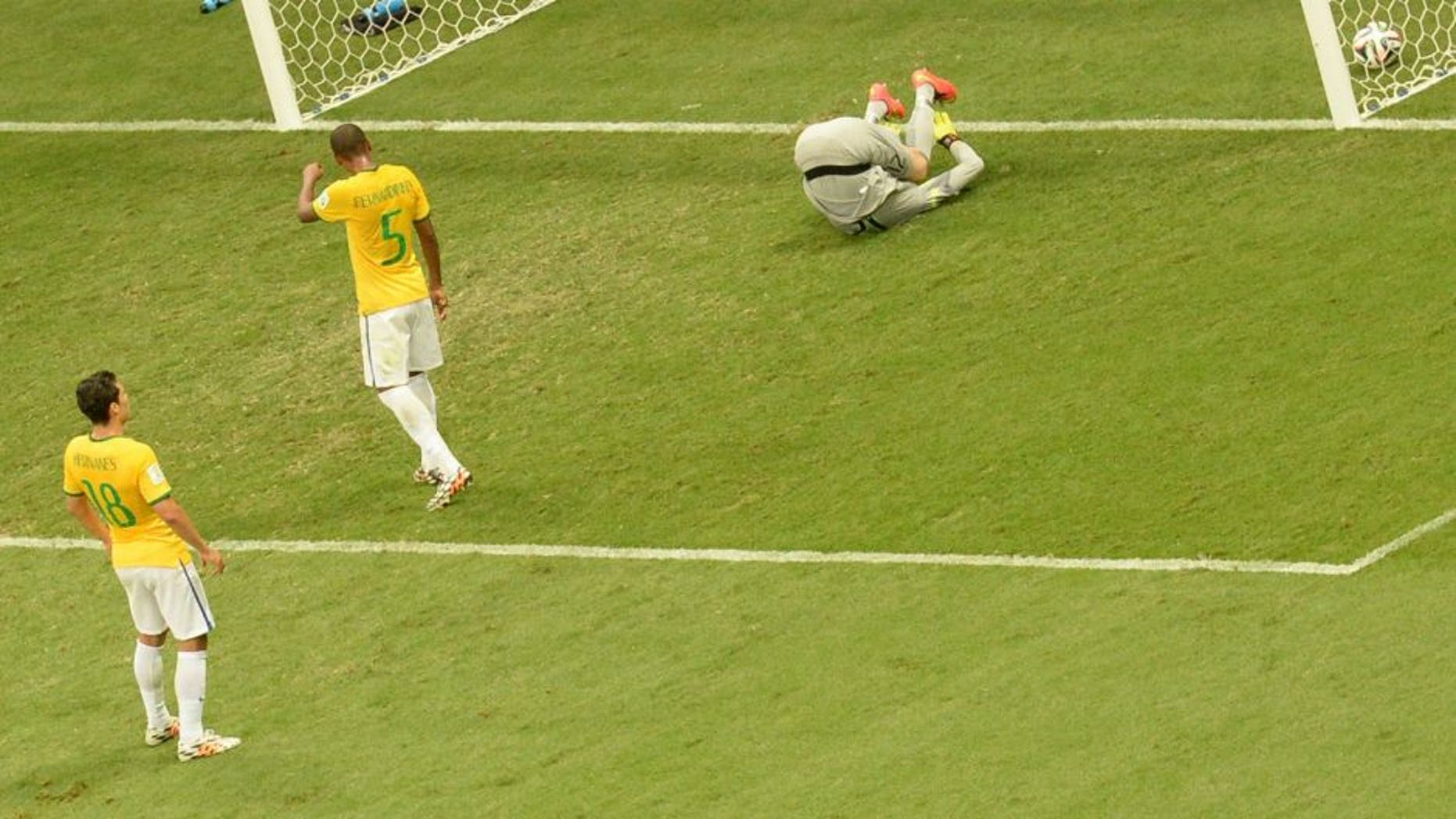 Brazil's goalkeeper Julio Cesar (R) fails to save a goal as Brazil's midfielder Fernandinho (C) and Brazil's midfielder Hernanes react during the third place play-off football match between Brazil and Netherlands during the 2014 FIFA World Cup at the National Stadium in Brasilia on July 12, 2014. AFP PHOTO / EVARISTO SA