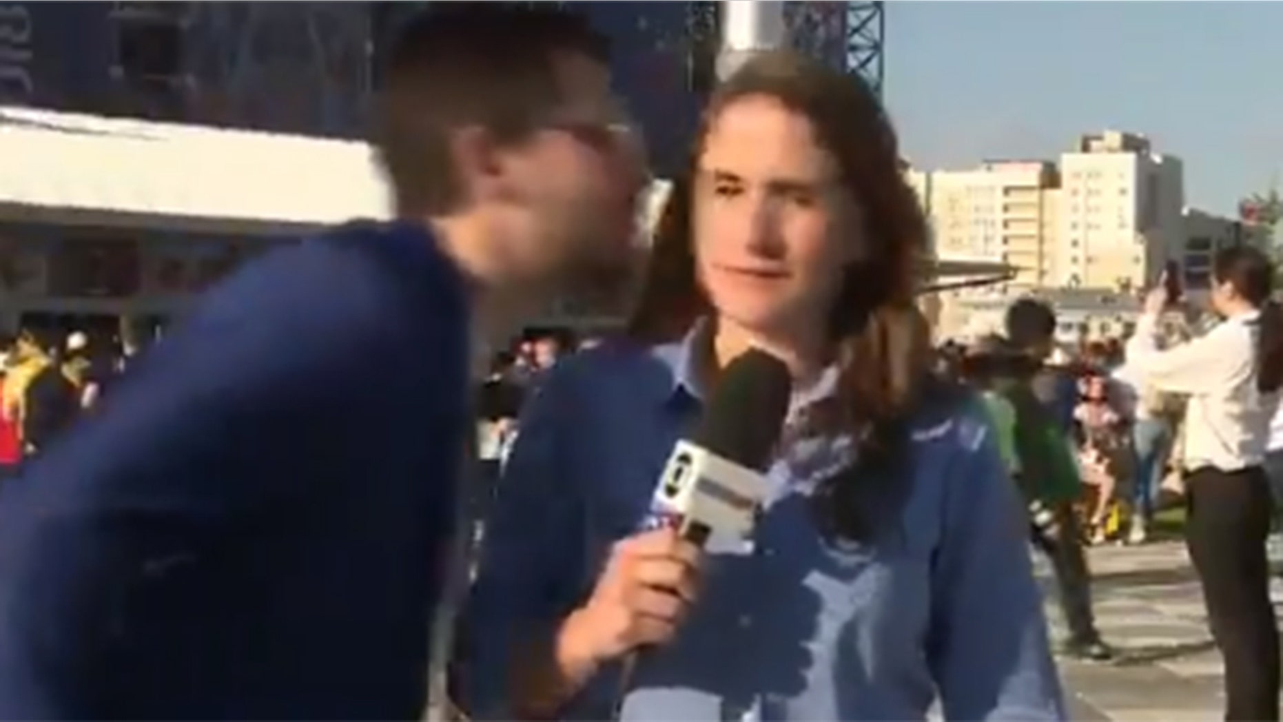 Brazilian journalist Julia Guimaraes was able to avoid an unwanted kiss from a World Cup fan.