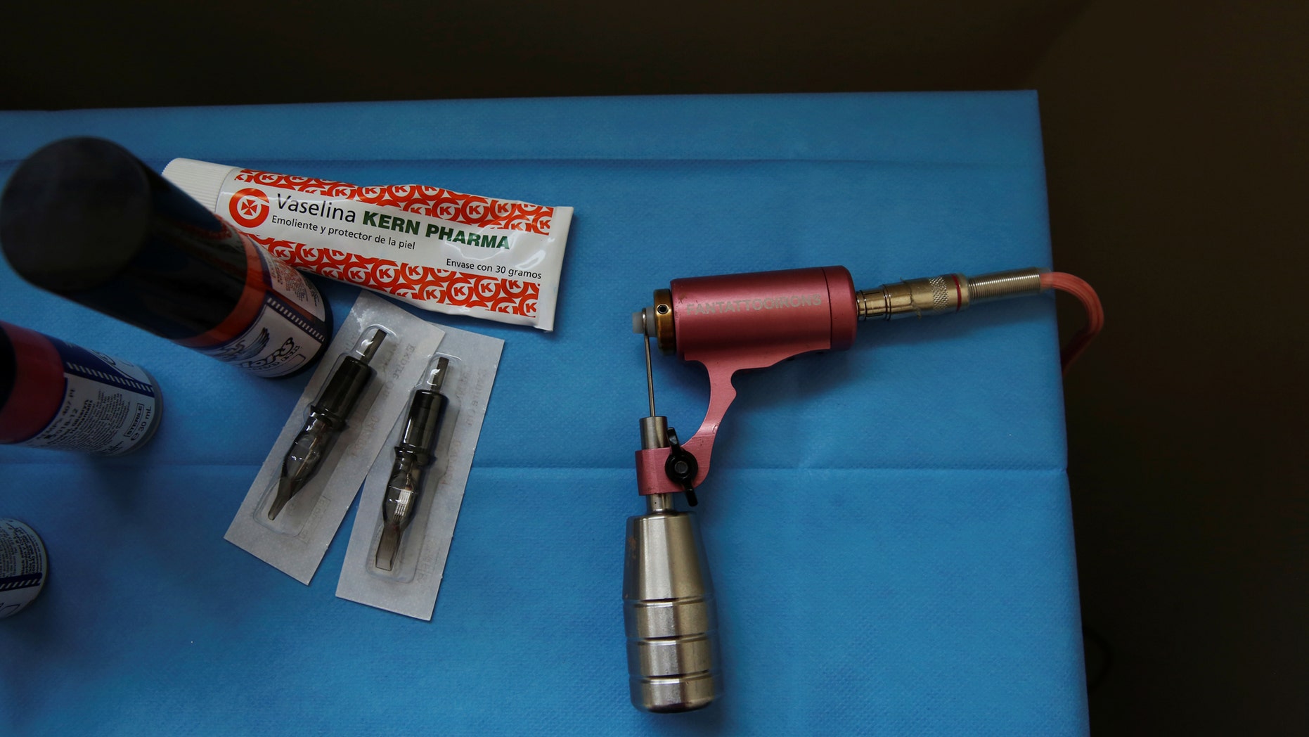 File photo: A pink tattoo machine that symbolises the fight against breast cancer lies on a table next to needles and inks as Quesada prepares to tattoo cancer survivor Mamen Malagon at the Hospital Universitario de Torrejon, in Torrejon de Ardoz, outside Madrid, Spain, March 23, 2017. Picture taken March 23, 2017. (REUTERS/Susana Vera)