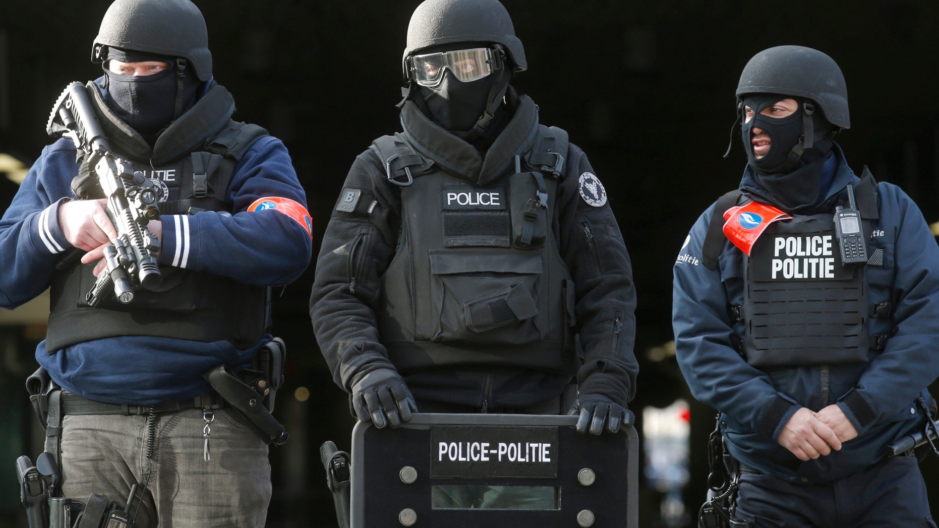 Police stand guard at Midi train station following bomb attacks in Brussels, Belgium, March 22, 2016. REUTERS/Christian Hartmann - RTSBPIH