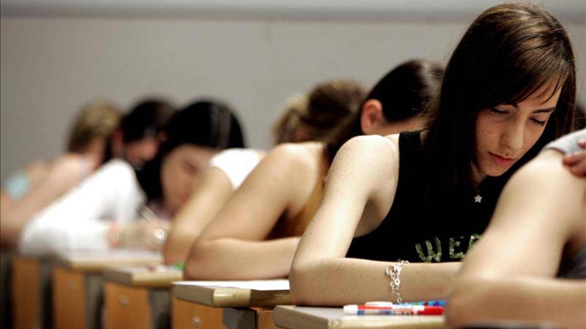 Студенческая оргия после сдачи экзаменов Студенческая оргия после сдачи экзаменов