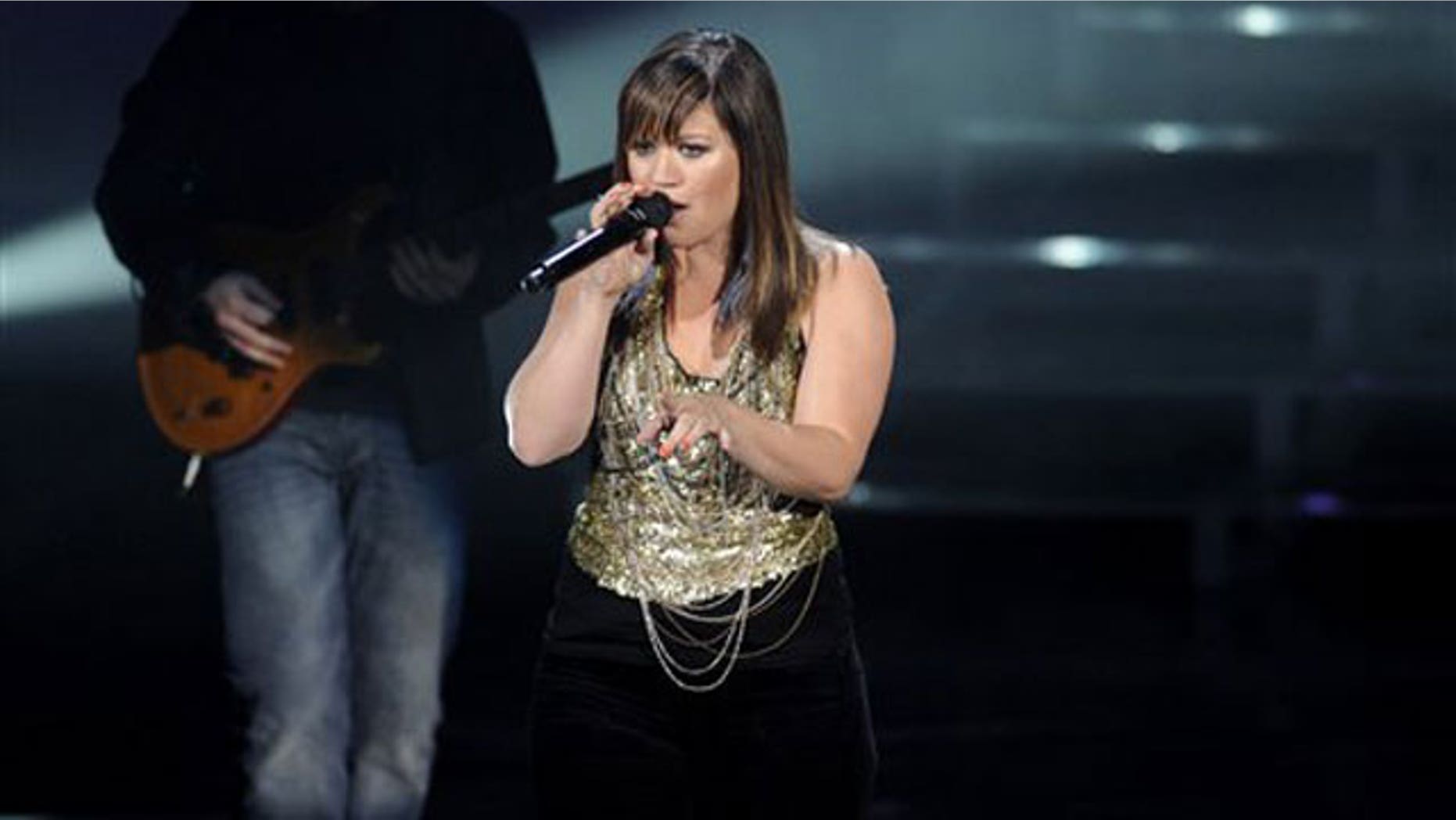 Kelly Clarkson performs onstage at "Vh1 Divas Celebrates Soul" on Sunday, Dec. 18, 2011, in New York. (AP)