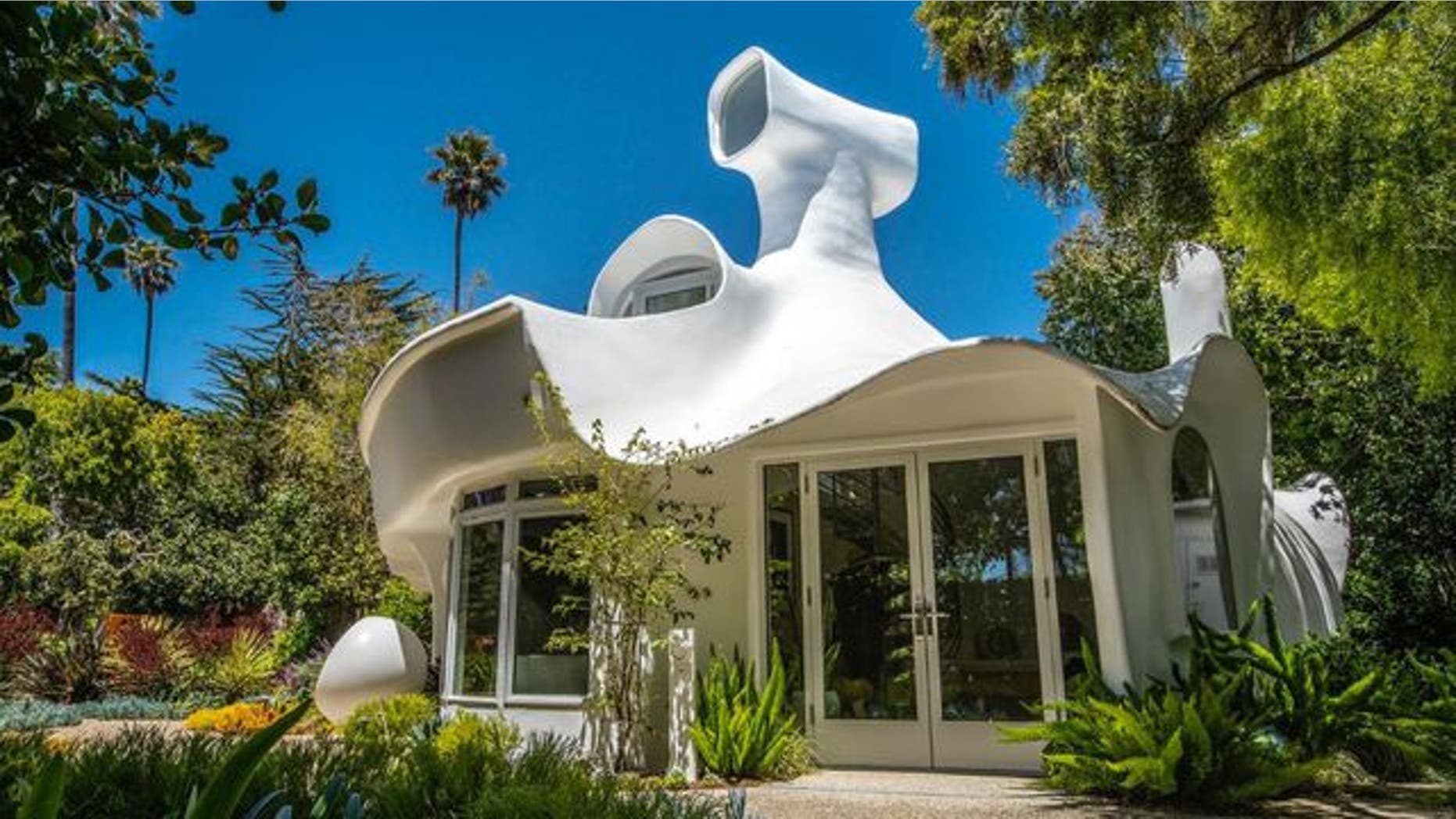 This sculpture house in California sits near the beach and is selling for $1.4 million.