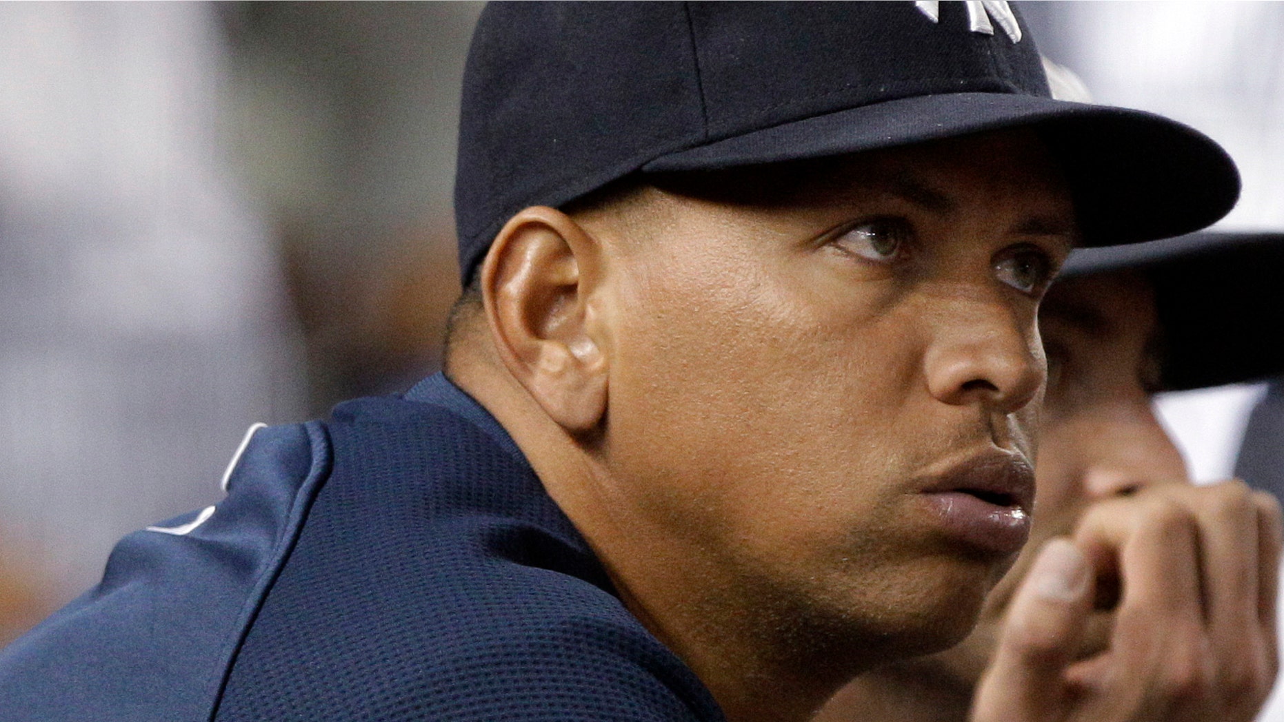 Alex RodrÃguez, de los Yanquis de Nueva York, observa el juego del martes 23 de agosto del 2011 frente a los Atléticos de Oakland. RodrÃguez volvió a salir de la alineación de los Yanquis en la jornada, al torcerse el pulgar de la mano izquierda (AP Foto/Frank Franklin II).