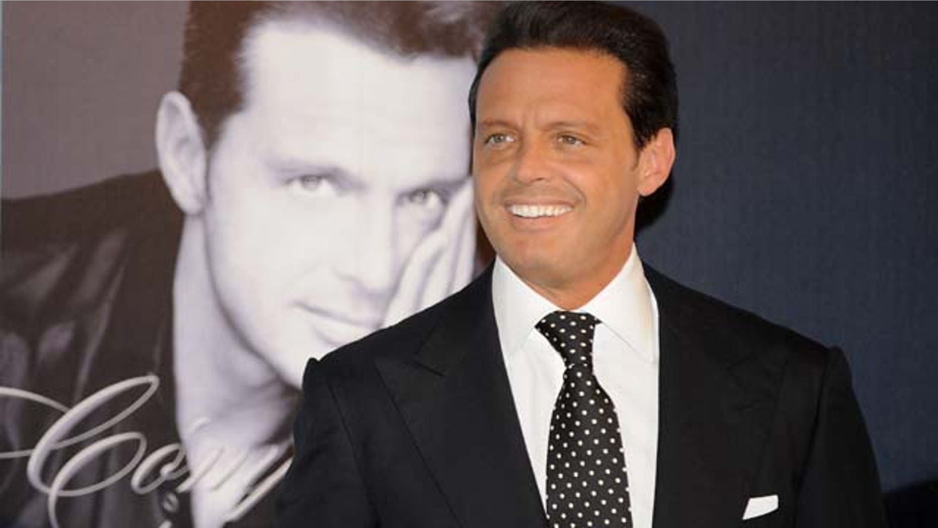 MADRID, SPAIN - MAY 09: Mexican singer Luis Miguel attends the photocall to promotes his new album "Complices" on May 09, 2008 at the Palace Hotel in Madrid, Spain. (Photo by Carlos Alvarez/Getty Images)