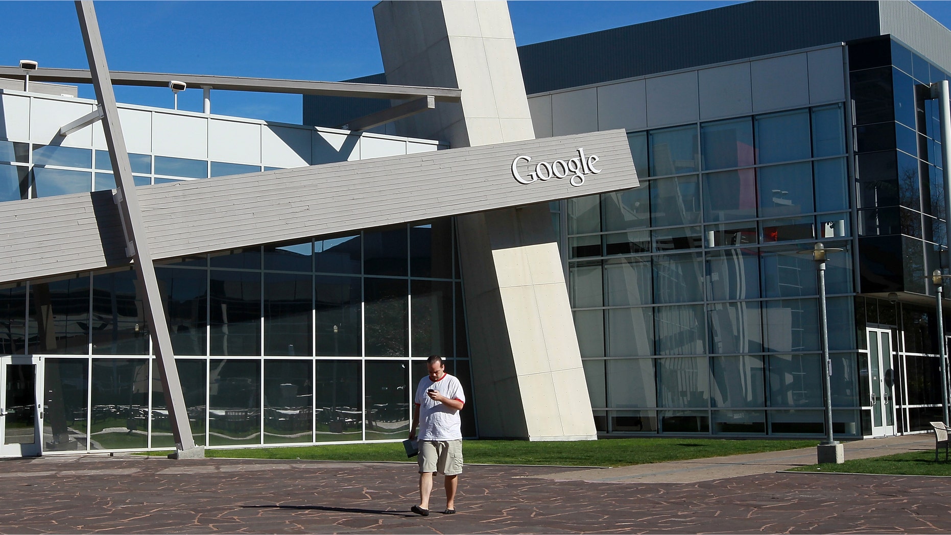MOUNTAIN VIEW, CA - FEBRUARY 02: A Google employee walks across the campus at Google headquarters on February 2, 2011 in Mountain View, California. (Photo by Justin Sullivan/Getty Images)