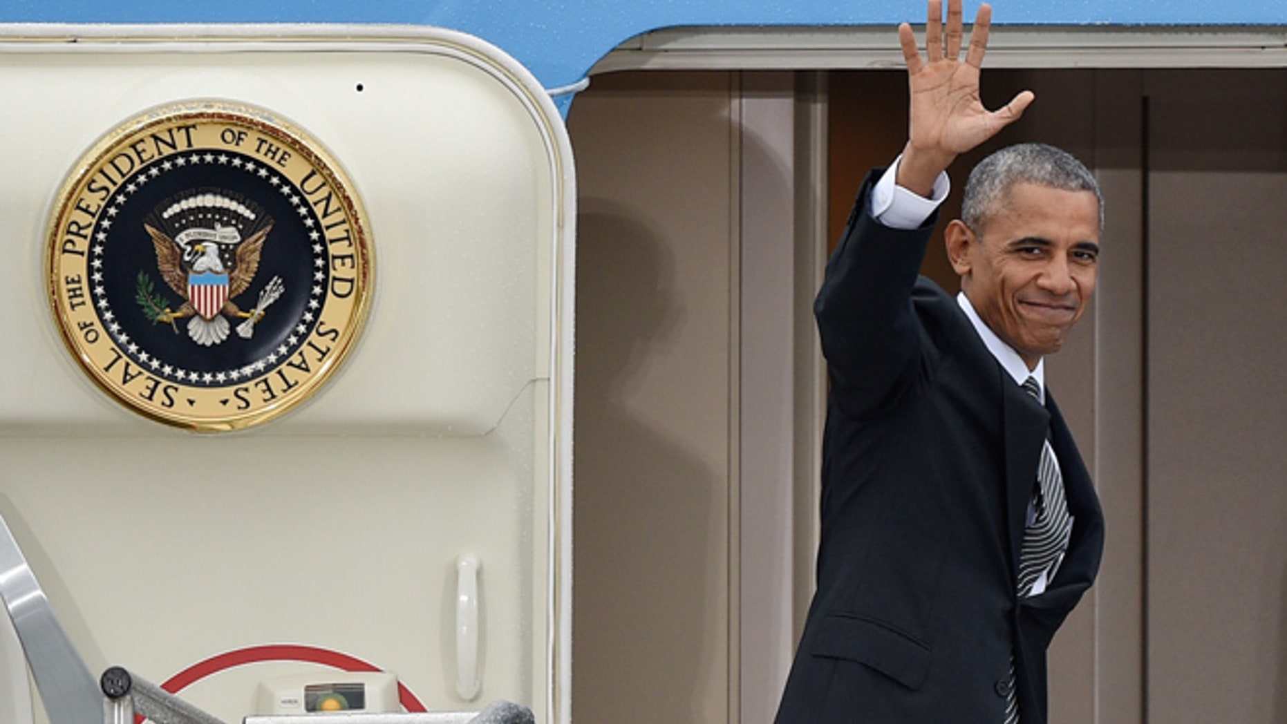 US president Barack Obama waves as he departs from Tegel airport in Berlin Friday Nov. 18, 2016. Obama met the leaders of key European countries to discuss an array of security and economic challenges facing the trans-Atlantic partners as the U.S. prepares for President-elect Donald Trump to take office in January. (Rainer Jensen/dpa via AP)