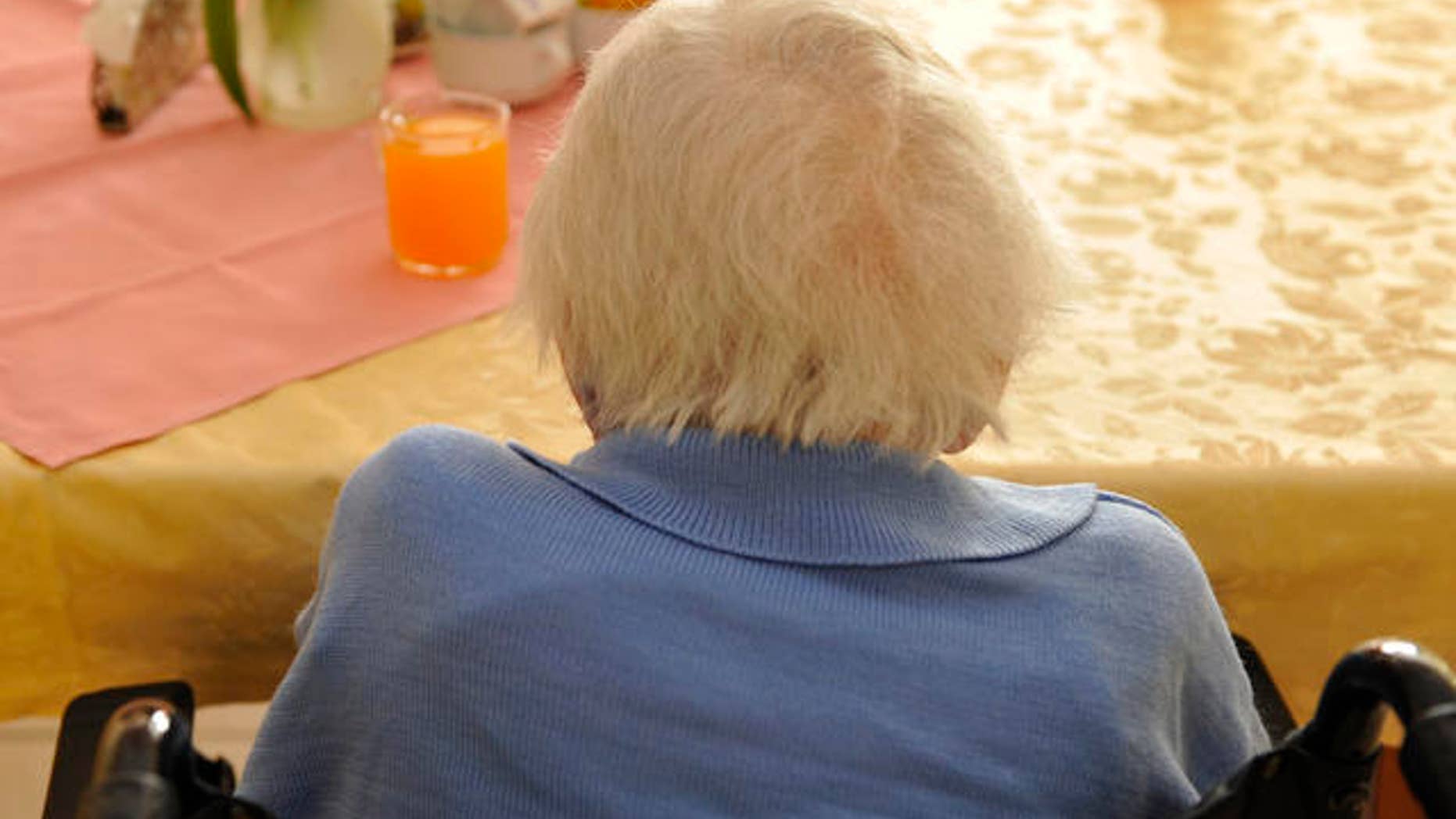 Eine aeltere Heimbewohnerin sitzt am Montag, 20. April 2009, im Pflegeheim in Pulsnitz in einem Aufethaltsraum. In der privaten Pflegeeinrichtung noerdlich von Dresden wohnen derzeit 128 Senioren im Alter von 65 bis 99 Jahren und werden hier rund um die Uhr betreut und versorgt. (AP Photo/Matthias Rietschel)
An elderly patient sits on a table in a lounge in a nursing home in Pulsnitz, eastern Germany, Monday, April 20, 2009. (AP Photo/Matthias Rietschel)