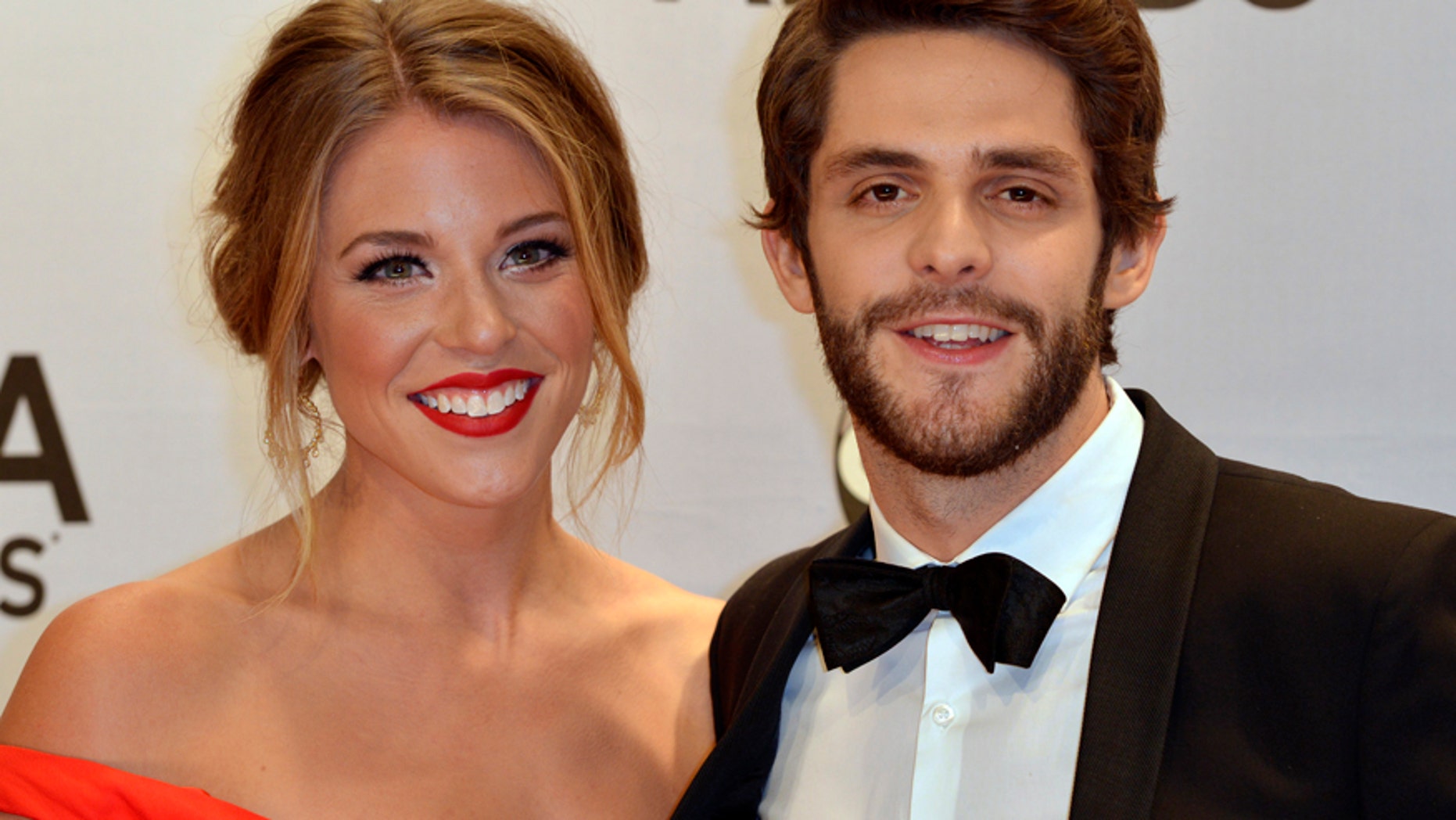 Singer Thomas Rhett arrives with his wife Lauren at the 48th Country Music Association Awards in Nashville, Tennessee November 5, 2014. REUTERS/Eric Henderson (UNITED STATES - Tags: ENTERTAINMENT) (CMA - ARRIVALS) - RTR4D0T6