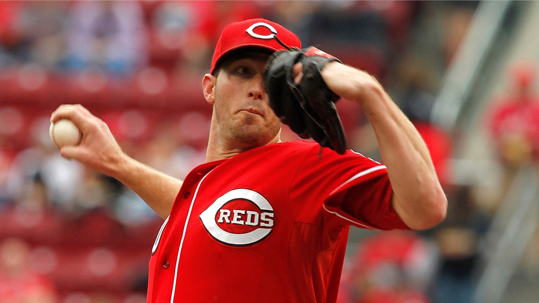 Cincinnati Reds starting pitcher Greg Reynolds (40) delivers a pitch to the Pittsburgh Pirates during the first inning of their MLB National League baseball game at Great American Ball Park in Cincinnati.