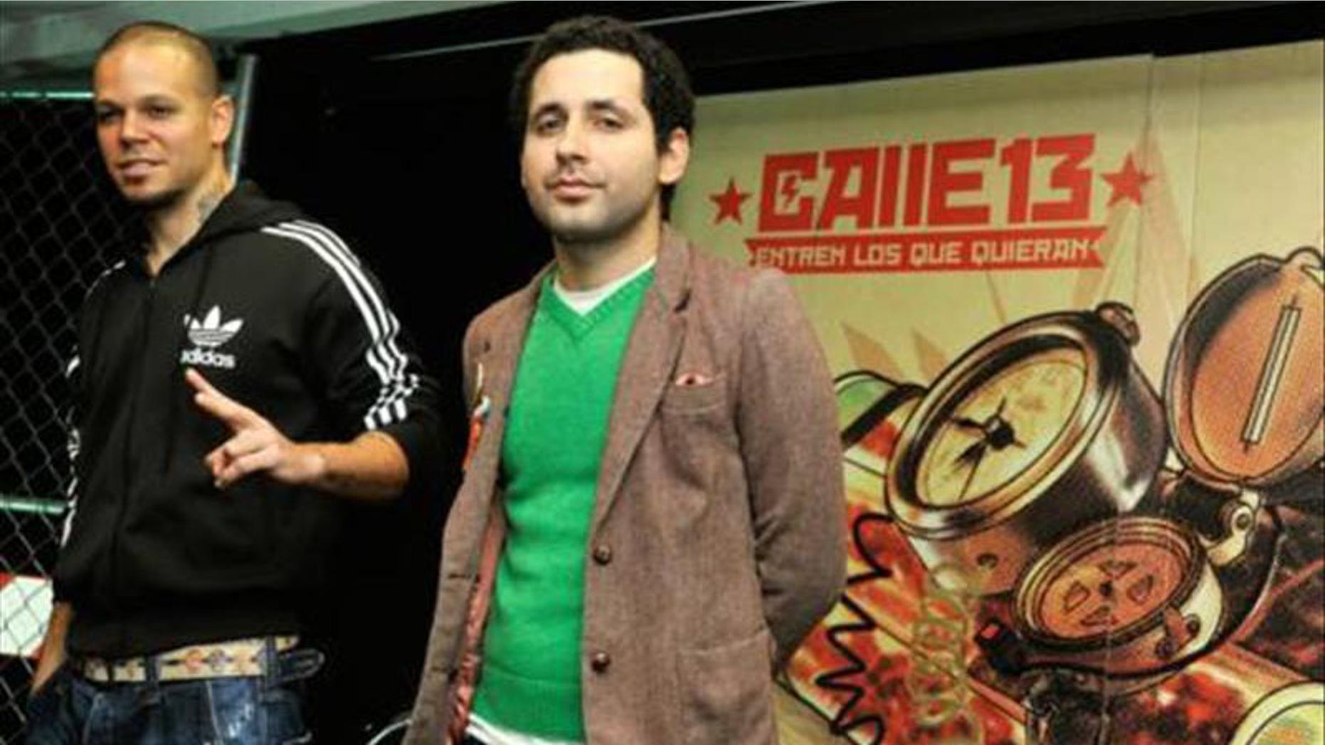 The Puerto Rican rap duo Calle 13 made up of Rene "Residente" Perez (l.) and Eduardo Jose "Visitante" Cabra (r.) are seen at a press conference in Mexico City.