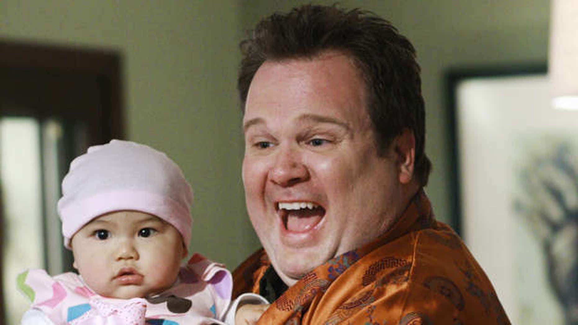 Toddler Lily Will Drop F Bomb On Upcoming Episode Of Modern Family   Cameron Lily Modern Family 640 