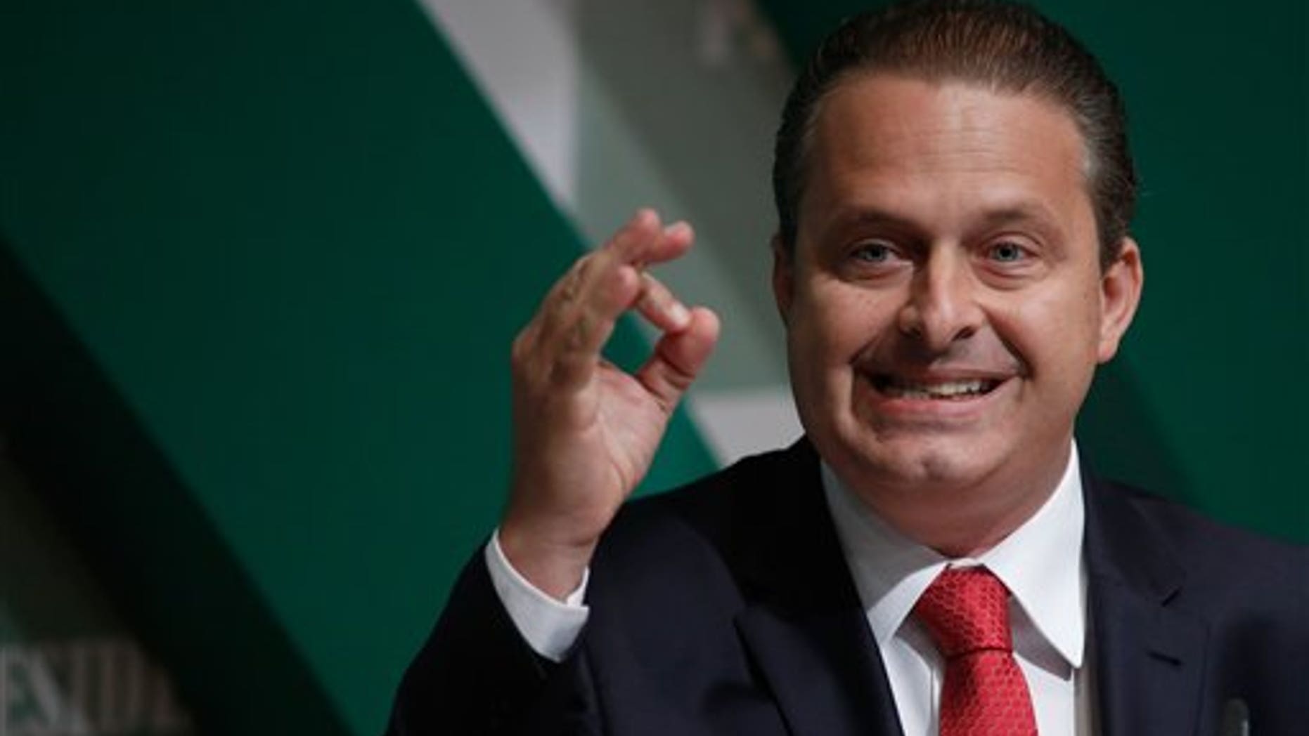 En esta fotografía de archivo del 6 de agosto de 2014 el candidato presidencial del Partido Socialista Brasileño Eduardo Campos hace campaña en Brasilia. Un funcionario de la municipalidad de Sao Paulo confirmó la muerte de Campos en accidente aéreo ocurrido el miércoles 13 de agosto en una zona residencial del puerto de Santos. (AP foto/Eraldo Peres, Archivo)