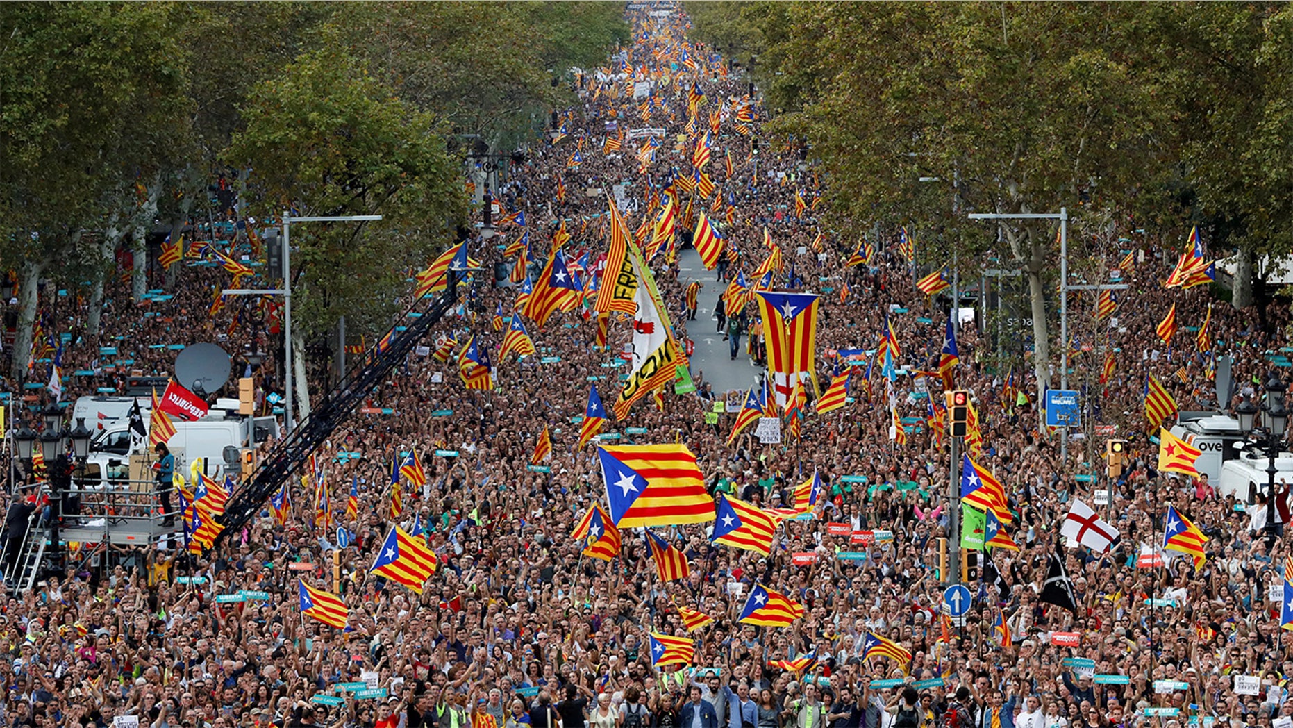 People wave Catalan separatist flags during a demonstration organised by Catalan pro-independence movements ANC (Catalan National Assembly) and Omnium Cutural, following the imprisonment of their two leaders Jordi Sanchez and Jordi Cuixart, in Barcelona, Spain, October 21, 2017. REUTERS/Gonzalo Fuentes - RC1BADA01AC0