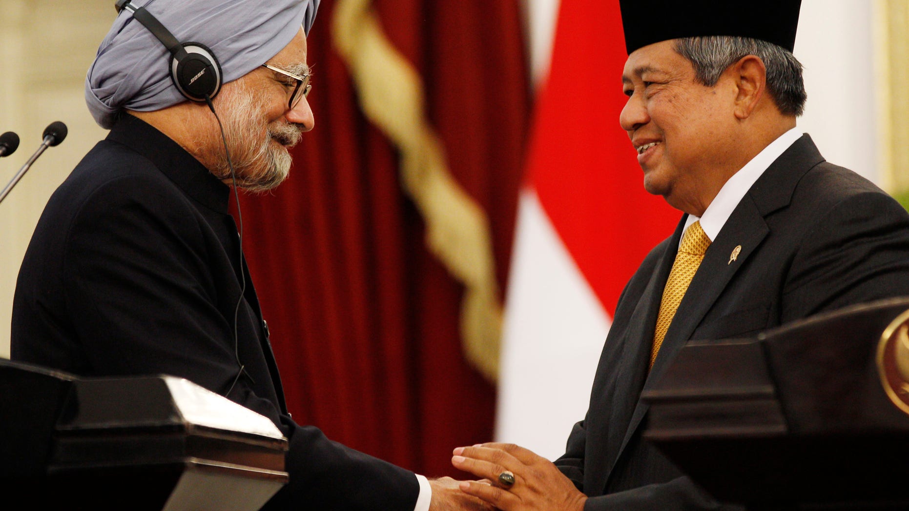 Indonesian President Susilo Bambang Yudhoyono, right, and Indian Prime Minister Manmohan Singh shake hands after their joint press conference at Merdeka Palace in Jakarta, Indonesia, Friday, Oct. 11, 2013. (AP Photo/Achmad Ibrahim)