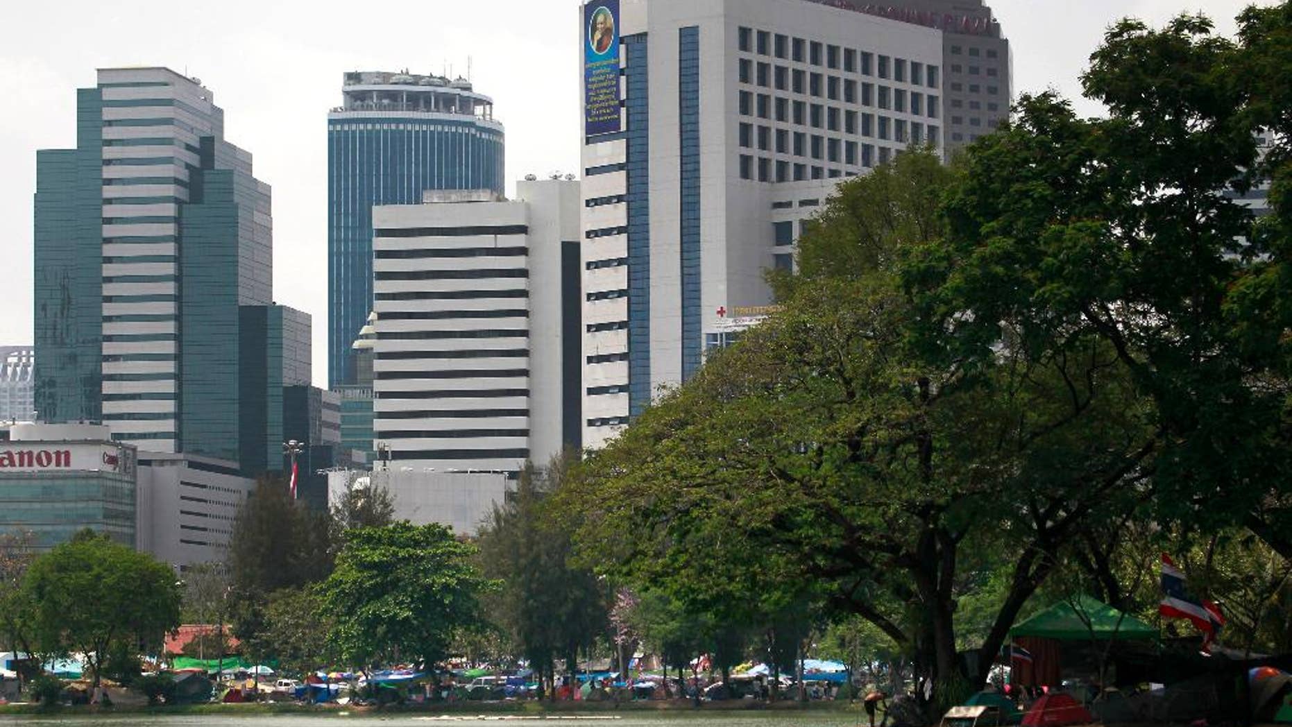Anti government protesters stay at tents at Lumpini park Bangkok, Thailand, Monday, March 3, 2014. Anti-government protesters in Thailand's capital began settling in at a park in the center of Bangkok on Sunday, withdrawing from other sites after their numbers began to dwindle and attackers endangered their security.(AP Photo/Wason Wanichakorn)