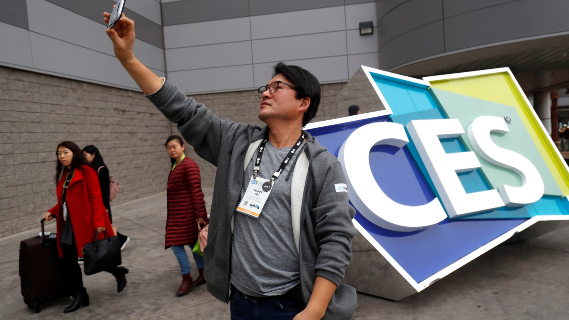 An attendee takes a selfie at the Las Vegas Convention Center during the 2018 CES in Las Vegas, Nevada, U.S. January 8, 2018. (REUTERS/Steve Marcus)