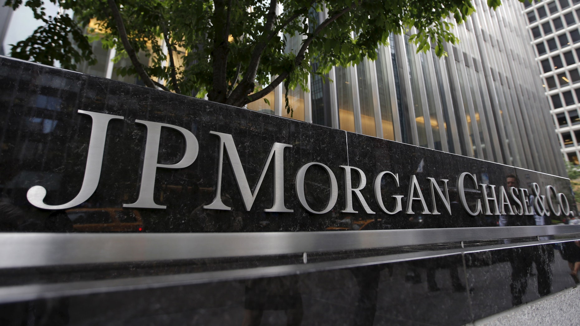 A view of the exterior of the JP Morgan Chase & Co. corporate headquarters in New York City May 20, 2015. REUTERS/Mike Segar/Files - RTSS8RV