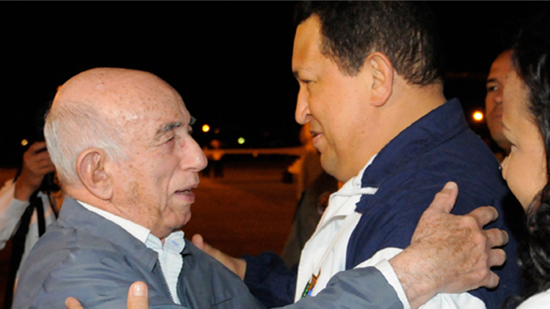 Cuban Vice President José Ramón Machado Ventura greets Hugo Chávez at the airport on Saturday. (CubaDebate)