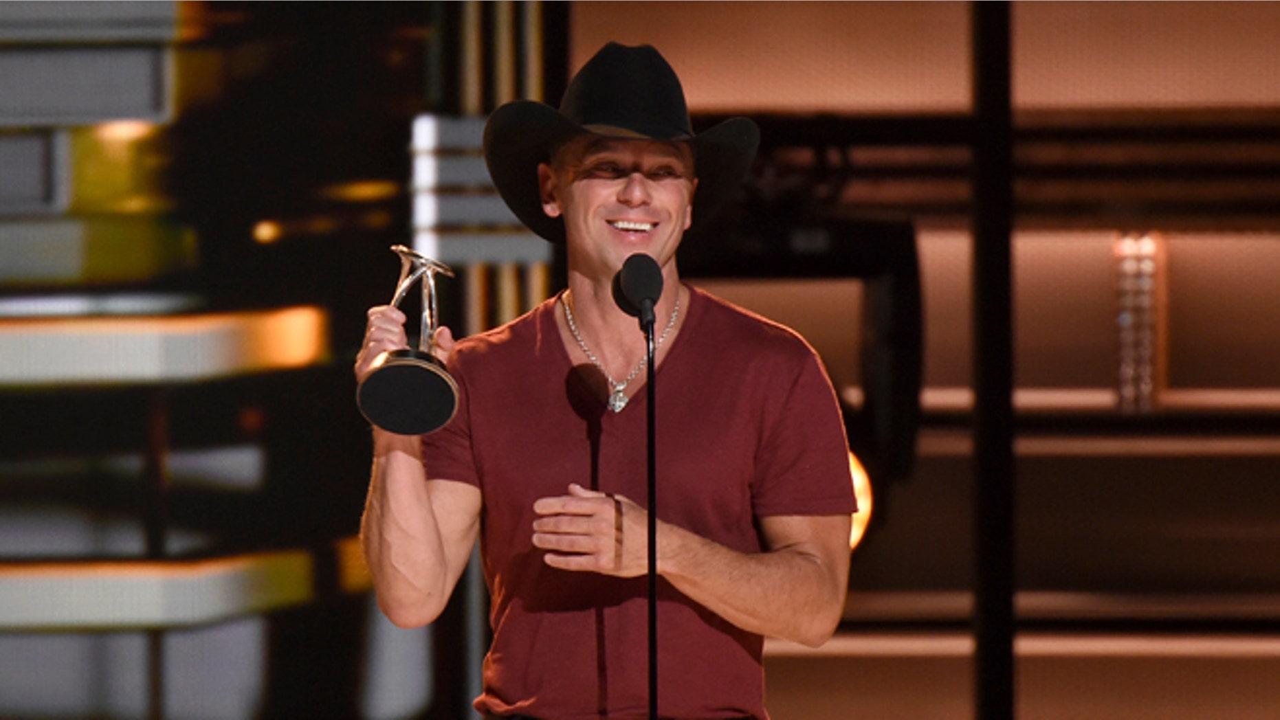 Kenny Chesney says he loves Beyonce