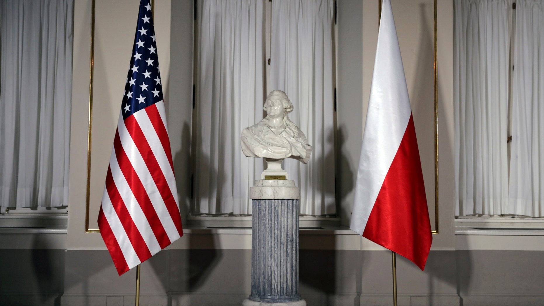 File photo: A bust of Polish composer Frederic Chopin is flanked by U.S. and Polish flags ahead of the meeting between U.S. President Donald Trump and Polish President Andrzej Duda in Warsaw, Poland July 6, 2017. (REUTERS/Carlos Barria)