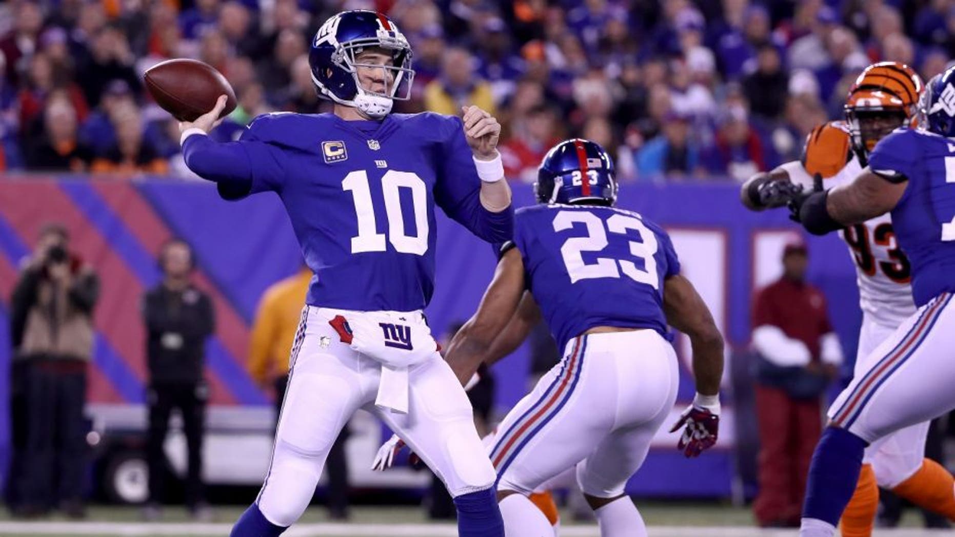 EAST RUTHERFORD, NJ - NOVEMBER 14: Eli Manning #10 of the New York Giants throws a pass against the Cincinnati Bengals during the first quarter of the game at MetLife Stadium on November 14, 2016 in East Rutherford, New Jersey. (Photo by Al Bello/Getty Images)
