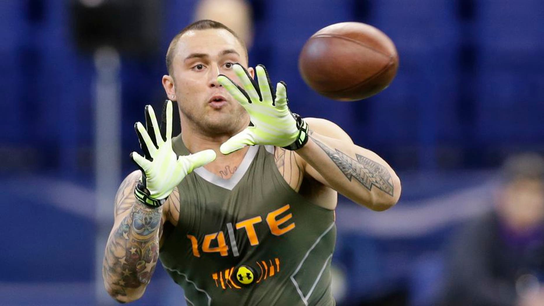 Oregon tight end Colt Lyerla runs a drill at the NFL football scouting combine in Indianapolis, Saturday, Feb. 22, 2014. (AP Photo/Michael Conroy)