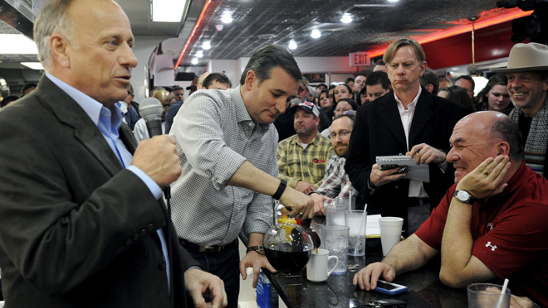 Jan. 4, 2016: U.S. Republican presidential candidate Ted Cruz (C) pours a supporter a cup of coffee during a campaign stop at Penny's Diner in Missouri Valley, Iowa.