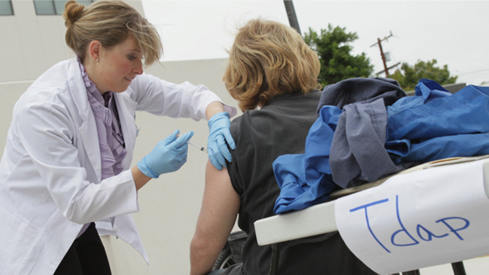 VALLEJO, CA - AUGUST 11: Touro University phamacy student Amanda Morris (L) administers a Tdap vaccination during the Solano County health fair August 11, 2010 in Vallejo, California. (Photo by Justin Sullivan/Getty Images)