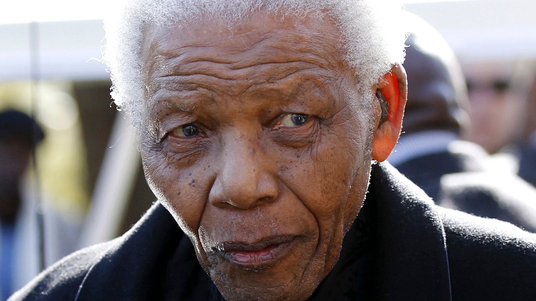 Foto del 17 de junio del 2010 del ex presidente sudafricano Nelson Mandela tras el funeral de su nieta Zenani Mandela en Johannesburgo. Mandela fue dado de alta el sábado, 6 de abril del 2013 tras sufrir una neumonía. (Foto AP/Siphiwe Sibeko)