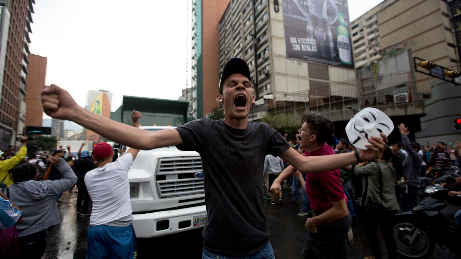 Un manifestante grita consignas contra el presidente venezolano Nicolás Maduro durante una marcha en Caracas, Venezuela, jueves 12 de febrero de 2015, en el aniversario de las protestas del año pasado que dejaron 40 muertos entre opositores y partidarios del gobierno. (AP Foto/Fernando Llano)