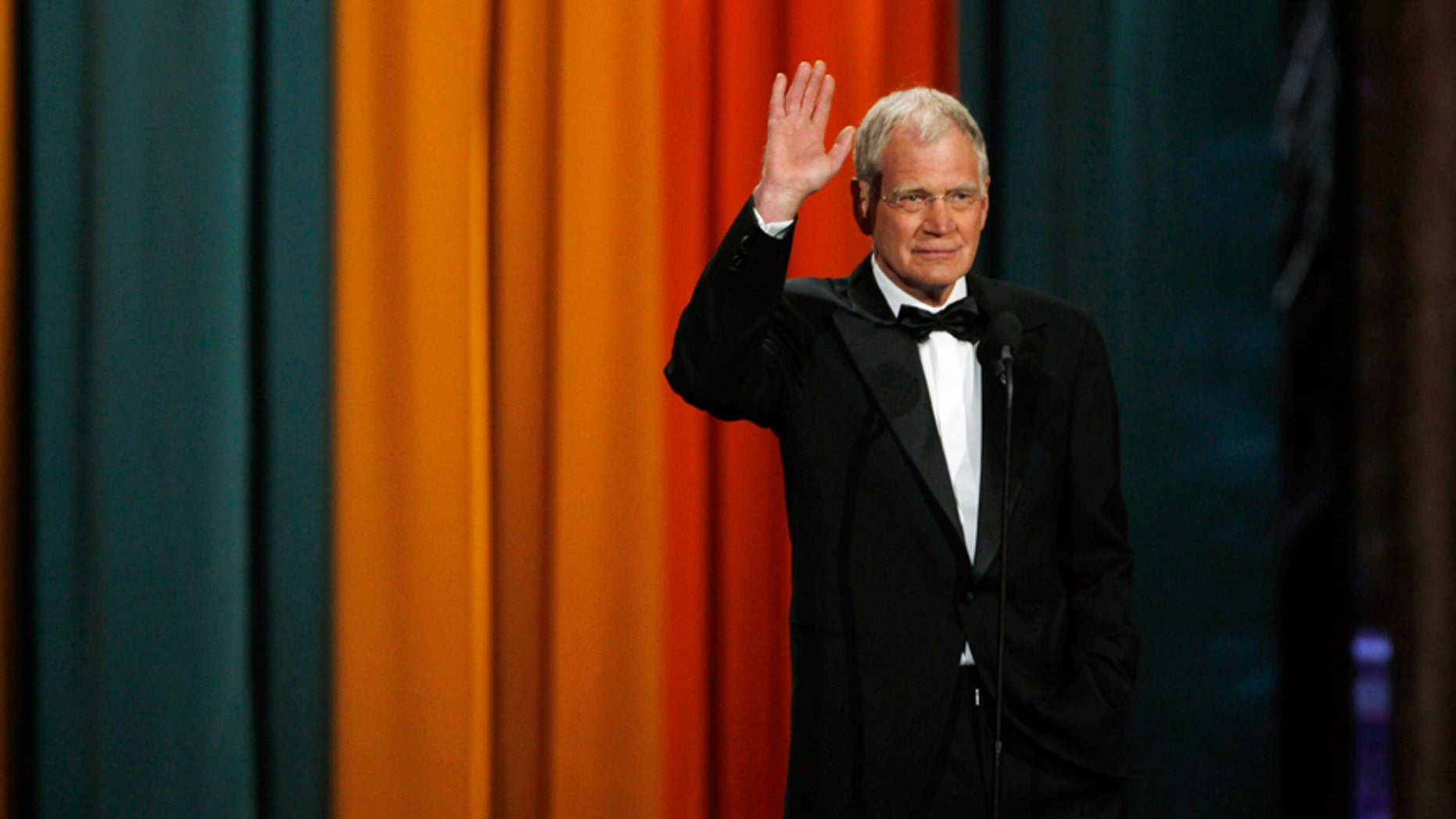 Late night television host David Letterman waves to the crowd as he accepts The Johnny Carson Award for Comedic Excellence at "The Comedy Awards" in New York City March 26, 2011. REUTERS/Jessica Rinaldi (UNITED STATES - Tags: ENTERTAINMENT) - RTR2KGQA