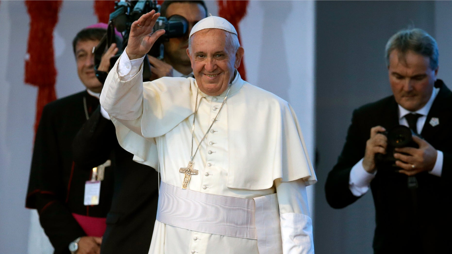 Papa Francisco llega a una reunión con los jóvenes en Asunción, el domingo 12 de julio de 2015. El pontÃfice pidió a los jóvenes que hagan "lÃo", que hagan mucho ruido y exijan. Pero también les dijo que ellos tienen que trabajar en la reorganizacióón de las cosas. (AP foto/Jorge Saenz)