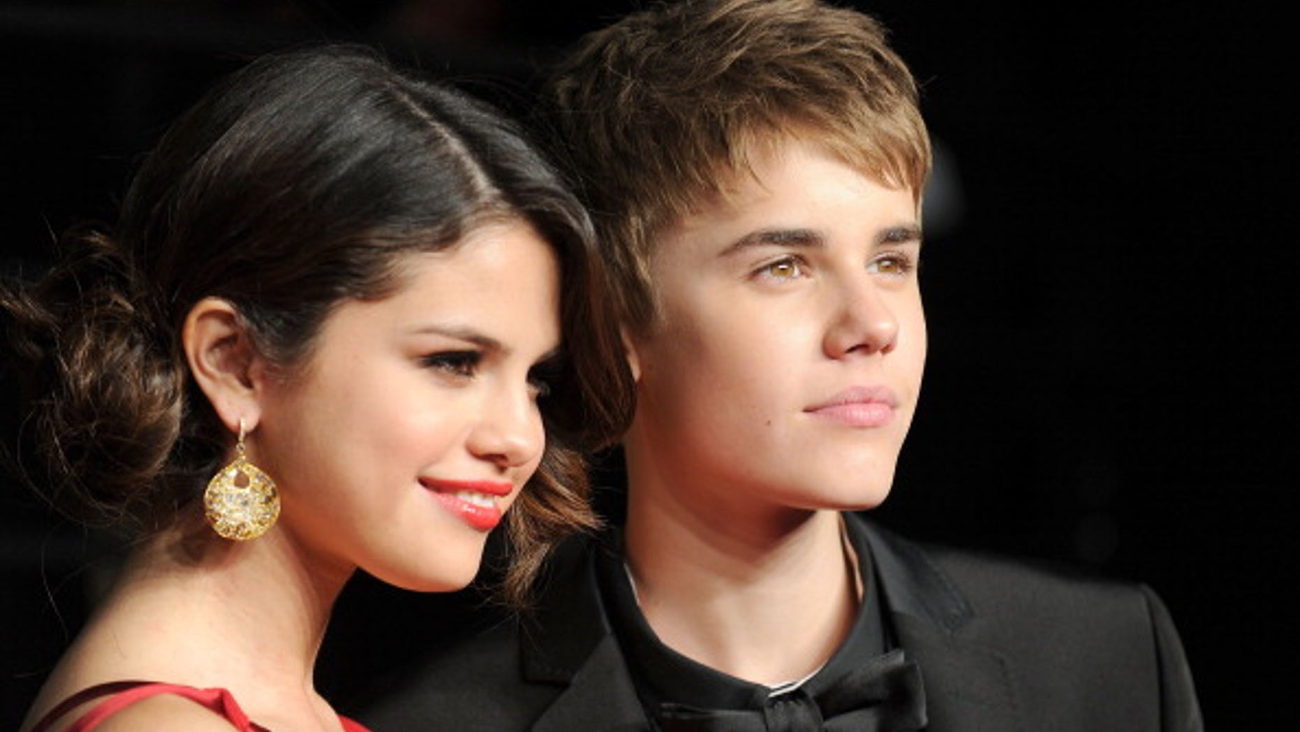 WEST HOLLYWOOD, CA - FEBRUARY 27: Singer/actress Selena Gomez and singerJustin Bieber arrive at the Vanity Fair Oscar party hosted by Graydon Carter held at Sunset Tower on February 27, 2011 in West Hollywood, California. (Photo by Pascal Le Segretain/Getty Images)