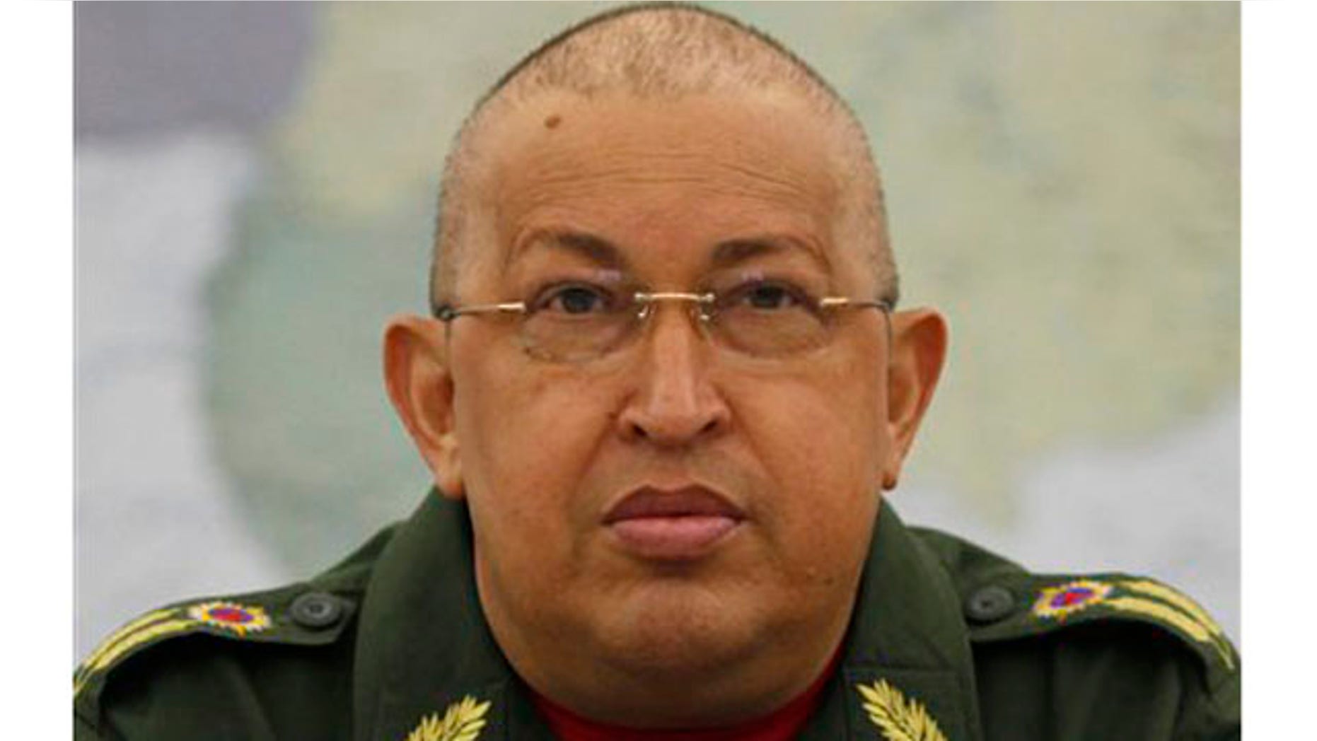 En esta foto divulgada por la oficina de prensa del palacio presidencial de Miraflores, el presidente venezolano Hugo Chávez habla durante una reunión en el palacio de Miraflores, en Caracas, Venezuela, el sábado 6 de agosto de 2011. El mandatario advirtió que su paÃs se verá golpeado por los problemas económicos que enfrenta Estados Unidos, que es el principal mercado del petróleo venezolano. Chávez partió el sábado hacia Cuba para someterse a un segundo ciclo de quimioterapia como parte del tratamiento contra el cáncer que le detectaron a mediados de año. (AP foto/Miraflores Presidential Office)