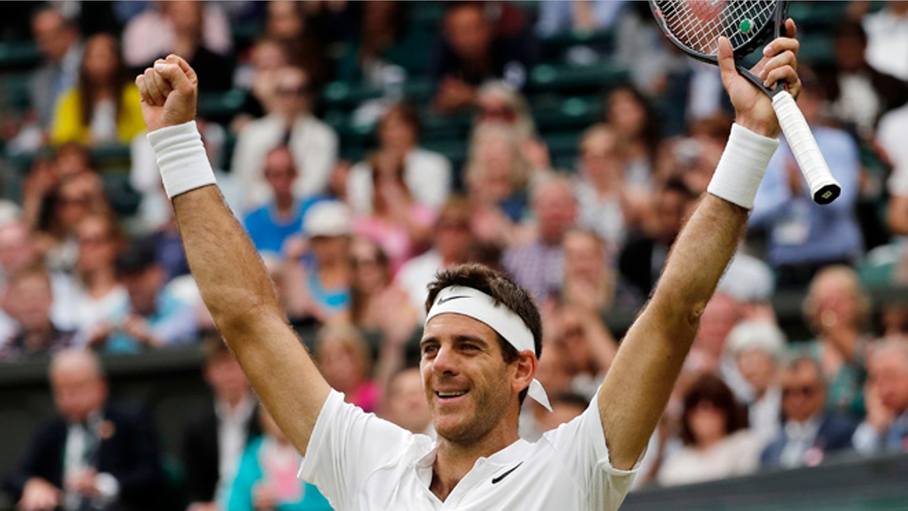 El argentino Juan MartÃn del Potro festeja tras vencer a Stan Wawrinka en la segunda ronda de Wimbledon el viernes, 1 de julio de 2016, en Londres. (AP Photo/Ben Curtis)
