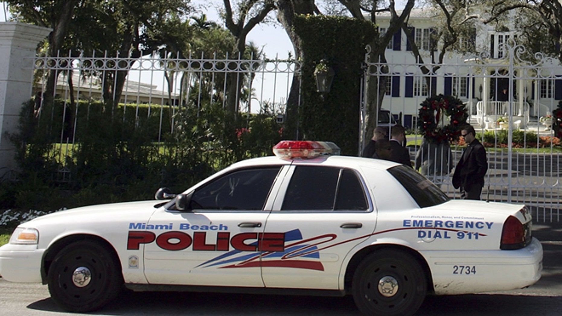 MIAMI BEACH, FL - DECEMBER 27: Security personnel and a city of Miami Beach police officer guard the front entrance to the home where British Prime Minister Tony Blair and his family are vacationing December 27, 2006 in Miami Beach, Florida. Blair is staying at the home of Robin Gibb of the Bee Gees. Last night, British Airways Flight 209, with Blair aboard, missed a turn after landing and struck runway lights at Miami International Airport. There were no reports of injuries. (Photo by Joe Raedle/Getty Images)
