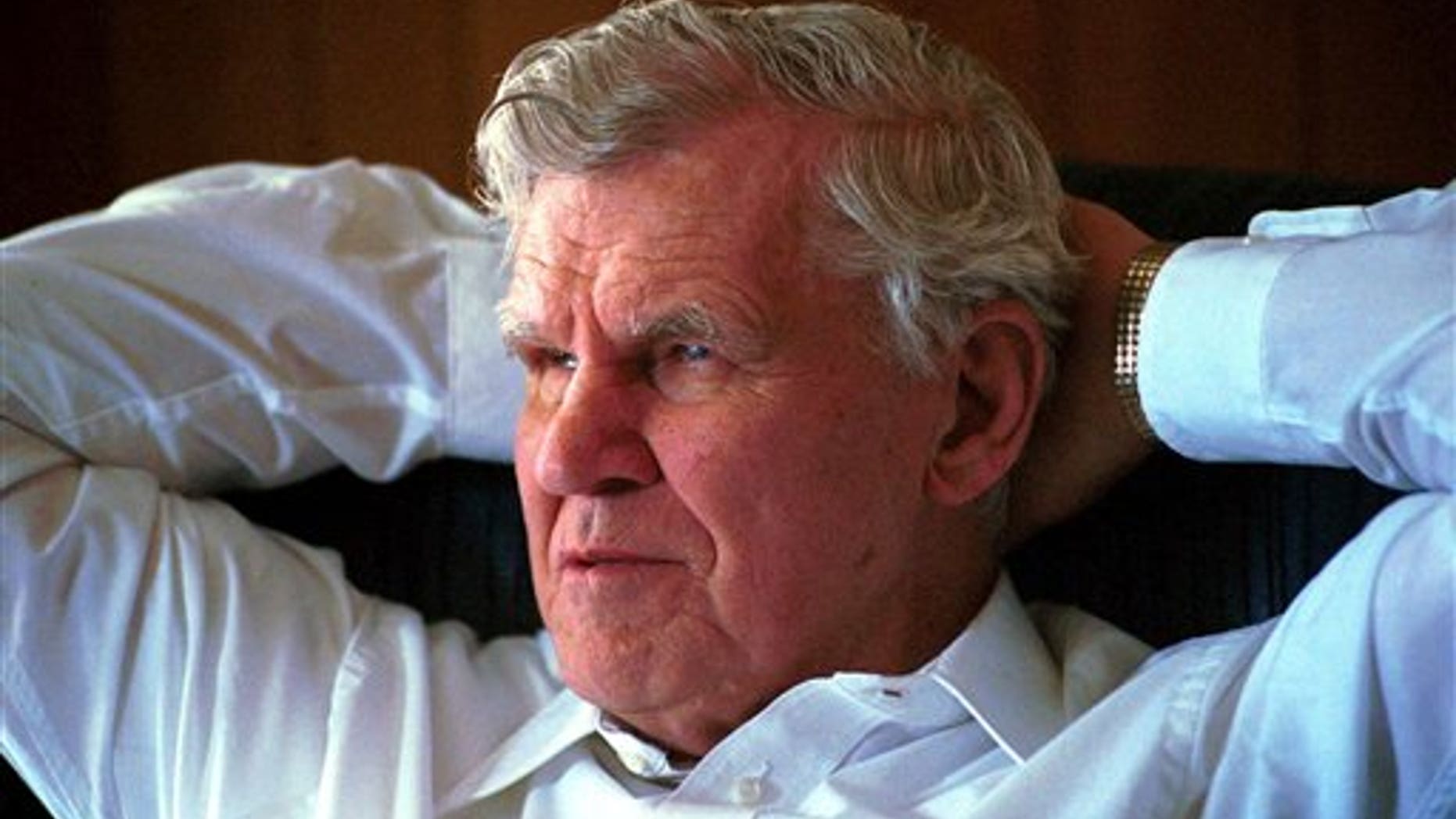 La leyenda de la música folk Doc Watson durante una entrevista sobre su carrera en su casa en Deep Gap, Carolina del Norte en una fotografía del 15 de marzo de 2000. Watson está en estado crítico tras sufrir una caída en su casa en Carolina del Norte, informó su hija Nancy el 24 de mayo de 2012. (Foto AP/Karen Tam, archivo)
