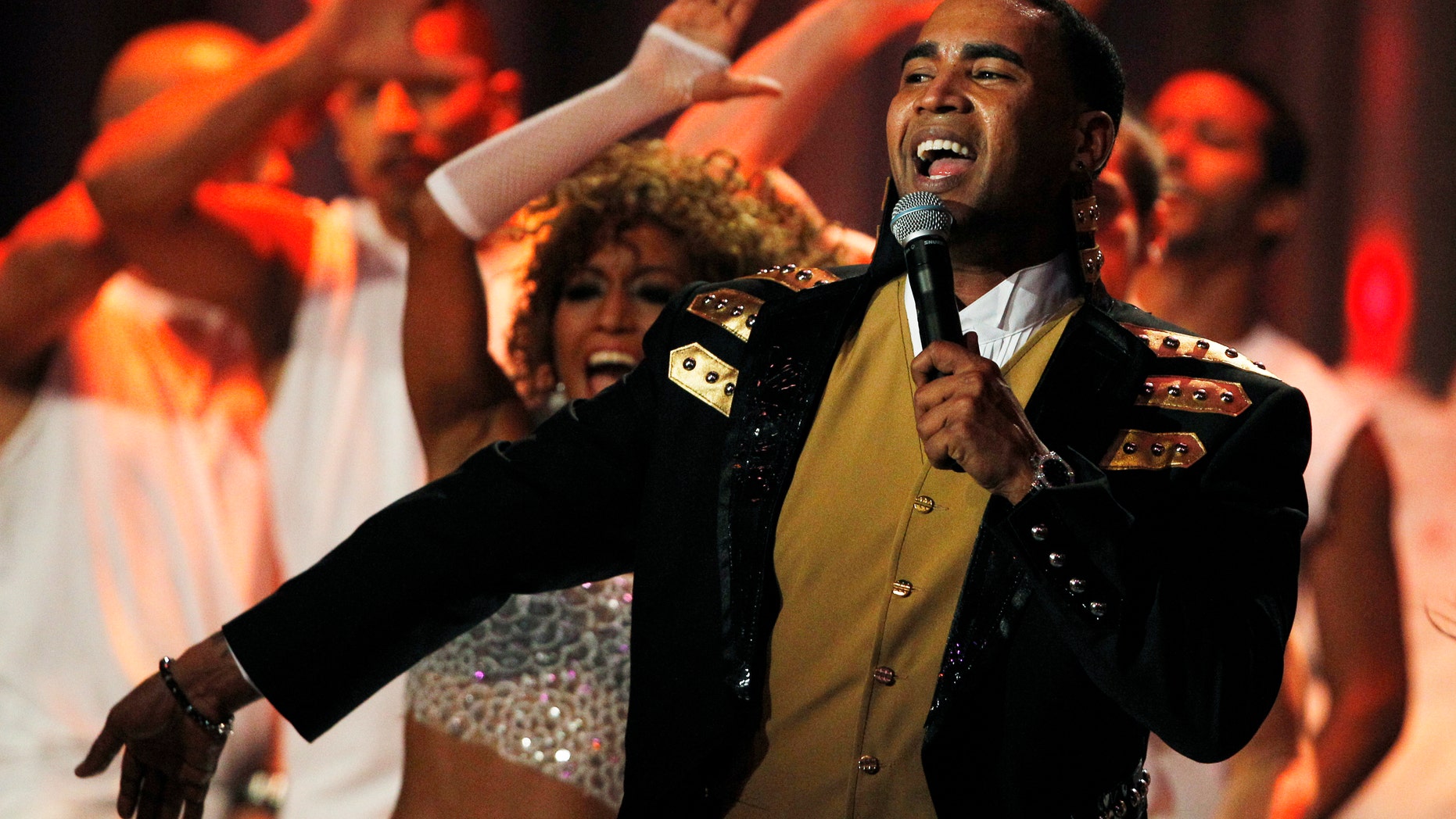 Don Omar canta en la ceremonia de los Premios Billboard, el jueves 26 de abril del 2012 en Coral Gables, Florida. (AP Foto/Lynne Sladky)