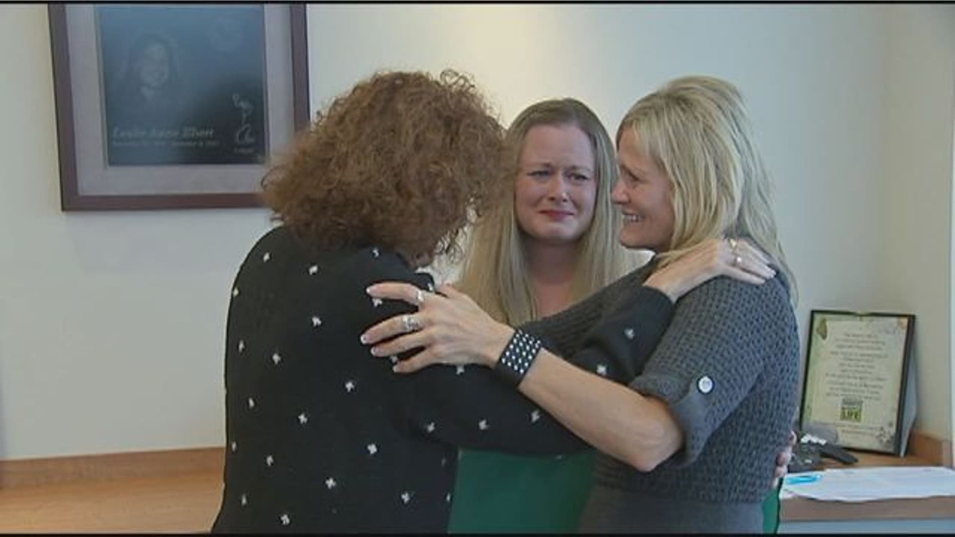 Kathy Farmer, right, and Lisa Farmer, center, meet the woman who received Stacie Farmer's pancreas and kidney.